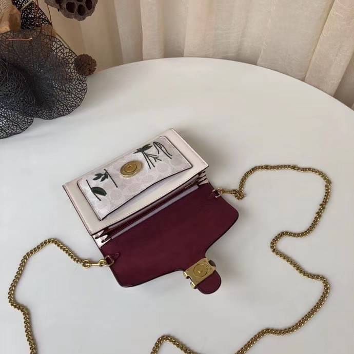 COACH Tabby Chain Clutch In Signature Canvas With Floral Embroidery C806 กระเป๋าสะพายข้าง หรือถือแบบคลัทเก๋ๆออกงานได้เลยค่ะ วัสดุหนังแท้ หนังนิ่มมือ บอกเลยต้องหลงรักแน่ๆค่ะ💕 คอลเลคชั่นปังๆ มาพร้อมเสิร์ฟจ้า ดีไซน์ปักลายดอกไม้ สีสันสดใส เปิดปิดกระเป