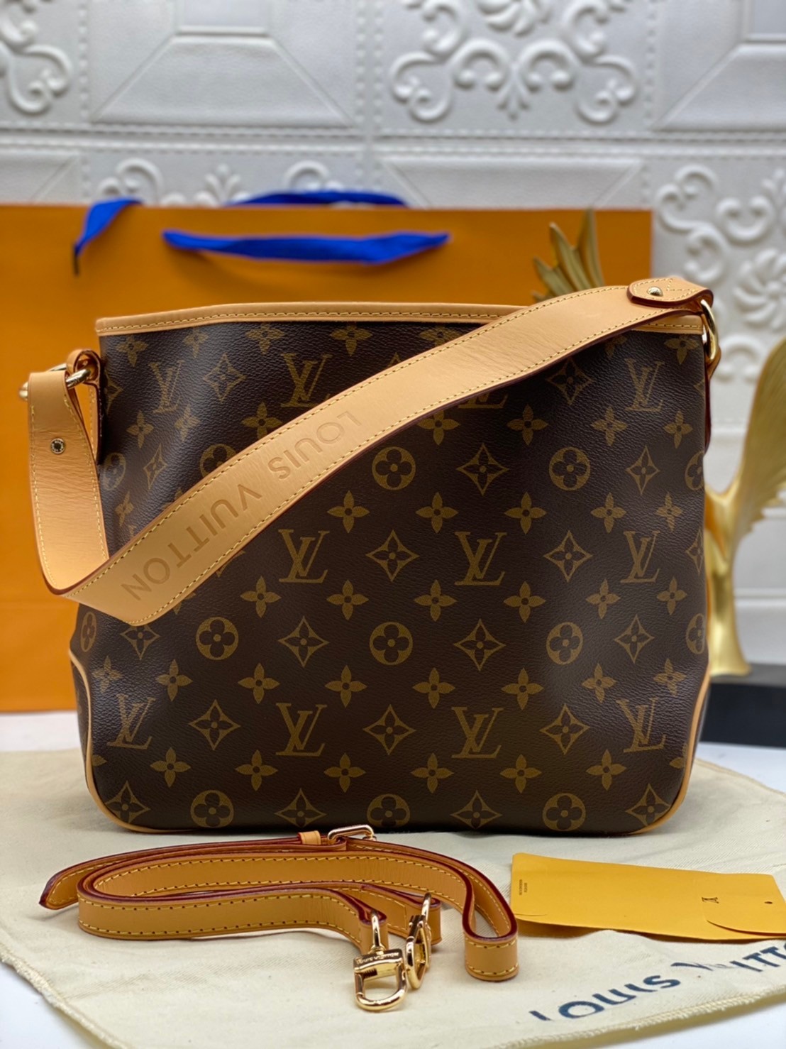 LV Monogram Delight Canvas มี 2 ขนาด กระเป๋าสะพายข้างทรงสูงใบใหญ่หนังแกะสังเคราะห์ หูหิ้วปั้มโลโก้ ด้านในมี1ช่องซิป 1ช่องใส่ของจุกจิ๊ก อะไหล่ทองหรูหรา มีสายยาว ถอดสายได้ ปรับระดับได้ จุของได้เยอะ หรูหรา สวยงาม เหมาะกับทุกโอกาศ ต้องมีติดตู้ห้ามพลาดเลยค่า