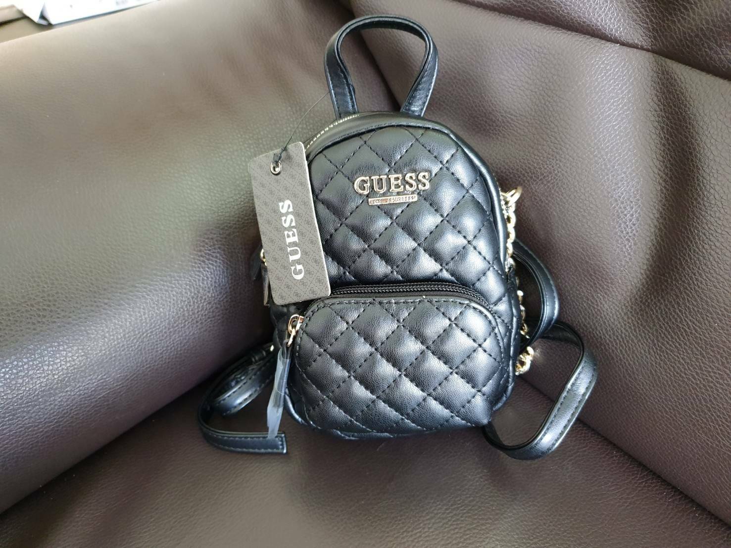 กระเป๋าสะพายข้าง Guess ด้านหน้าติดชื่อแบรนด์ มีช่องซิปด้านหน้า ด้านบนเป็นช่องเปิดปิดซิปมีสัญลักษณ์แบรนด์ติดที่ตัวจับซิปด้วย ด้านในเป็นช่องกว้าง มีช่องเสียบสิ่งของด้วยค่ะ ตัวสายสะพายเป็นโซ่ตัดต่อกับสายหนัง สามารถปรับระดับได้ สวยเก๋ขนาดนี้ รีบมาจับมาจองเป็น