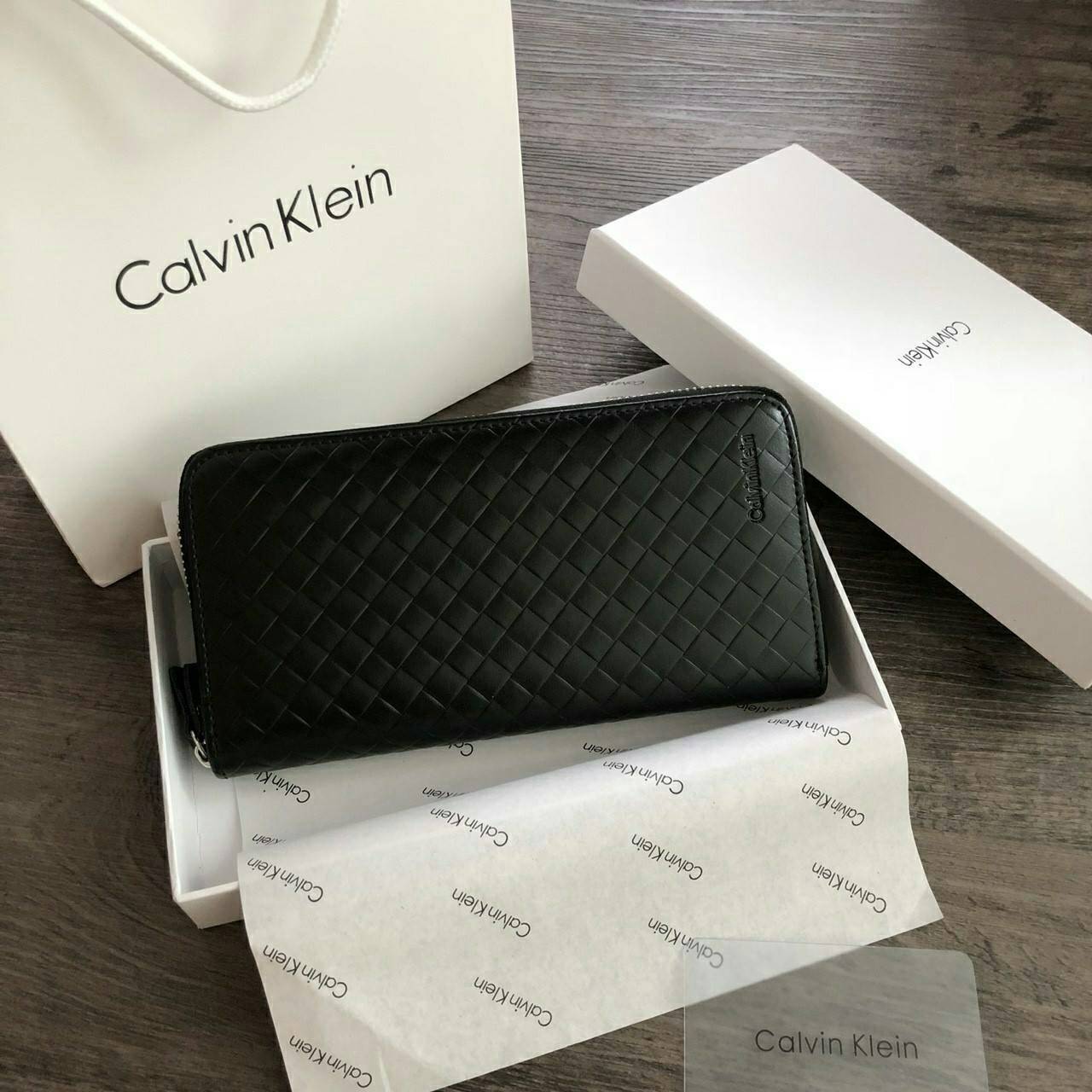 Calvin Klein Long Wallet กระเป๋าสตางค์ใบยาวซิปรอบ ภายในมีช่องใส่ธนบัตร ช่องใส่บัตรหลายช่อง และช่องซิปสำหรับใส่เหรียญ จะมอบเป็นของขวัญหรือใช้เองก็แนะนำเลยค่ะ