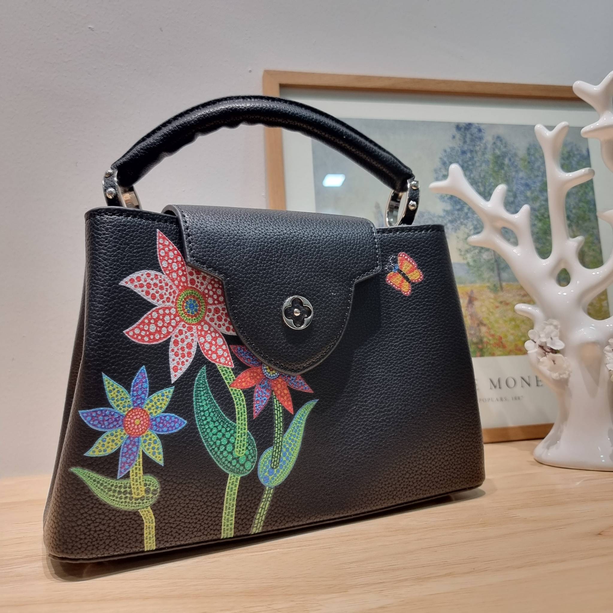 LV x YK Capucines BB / LV Bag พร้อมส่ง กระเป๋าถือสุดหรู ดีไซน์ทรงคลาสสิค ดีงามม้ากกกก!! มาพร้อมหูจับในตัว ด้วยรูปทรงวินเทจ งานปั้มสวยเป๊ะปังตามรูป **รอบนี้จัดราคาพิเศษสุดคุ้ม งานสวยเกินราคาค่ะ