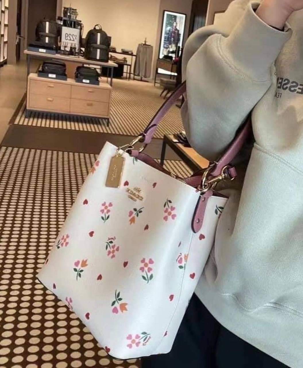 COACH SMALL TOWN BUCKET BAG WITH HEART PETAL PRINT(C7975//C7976)🌺💞กระเป๋าถือ กระเป๋าสะพาย ทรงฮิตยอดนิยมตลอดกาล>>ปริ้นลายดอกไม้รูปหัวใจมินิ น่ารักเกินเบอร์มาก🥰 ไม่ว่าจะออกมาคอลเลคชั่นไหนๆ ก็ครองใจสาวๆไปได้ทุกรุ่น/ วัสดุหนังแคน