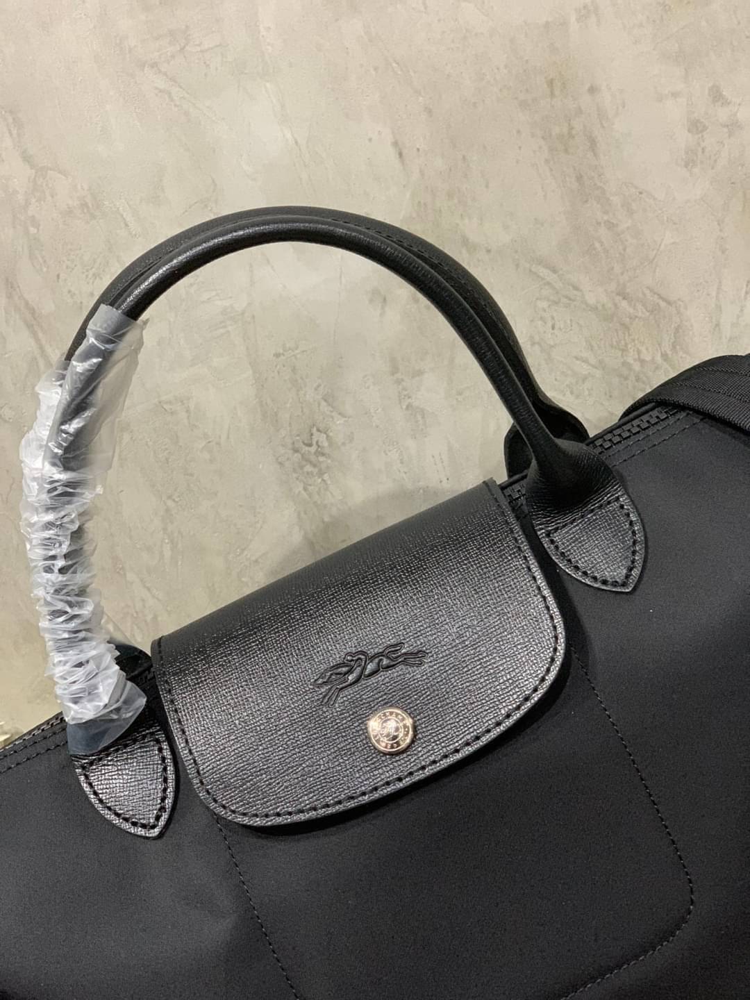 Longchamp Le Pliage Neo Size M มาพบกับกระเป๋ารุ่นยอดนิยม ที่สาวๆ ต้องมีไว้เก็บไว้สักใบ กระเป๋าโท้ทใบนี้ มาพร้อมกับสีที่มีสไตล์เรียบง่าย มีสายสะพายยาวช่วยให้คุณสามารถสะพายไหล่ได้อย่างสบาย ในขณะที่ที่ปิดแบบซิปช่วยให้คุณมั่นใจได้ว่าของด้านในมีความปลอดภัย Le 