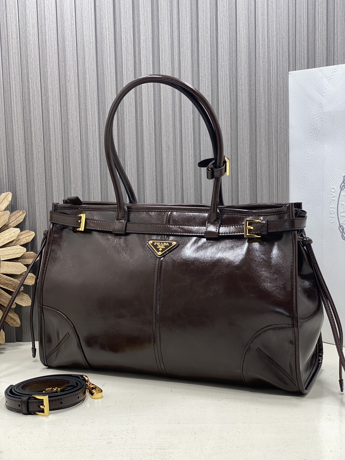 ORI หนังแท้ | Prada Bonnie Large Sueded Handbag Cinnamon 38cm กระเป๋าสะพายทรงโท้ทใบใหญ่ งานหนังกลับโทนสีน้ำตาล โดดเด่นด้วยดีไซน์ที่เน้นความประณีตแต่ใช้งานได้จริง