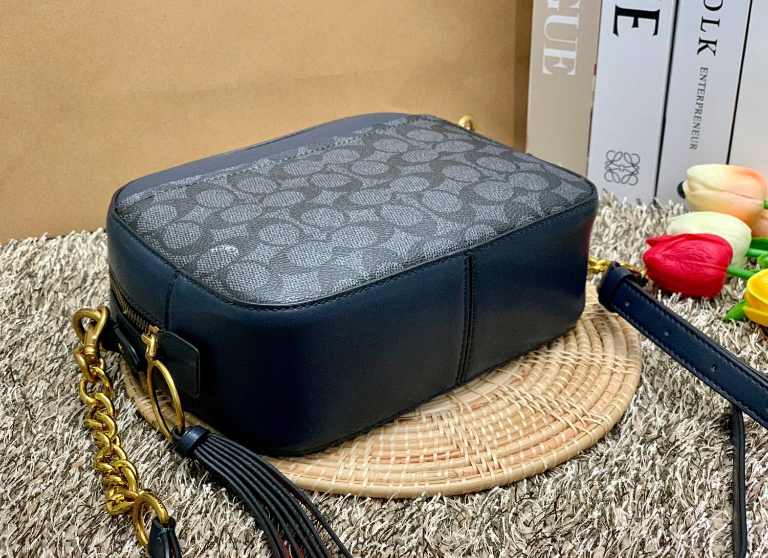 สินค้าขายดี พร้อมสีใหม่ 3สี ในไทยยังไม่มีค่ะ !! COACH SIGNATURE CROSSBODY BOX BAG ((F31208)) กระเป๋าสะพายวัสดุหนังแท้ จาก coach factory outlet หนังนิ่ม ทรงสวย ตัวกระเป๋าลายแบรนด์ ตัดขอบหนังเรียบได้สวยงามค่ะ ด้านหน้า-หลัง มีช่องสำหรับใส่ของ เปิดปิดกระเป๋าแ