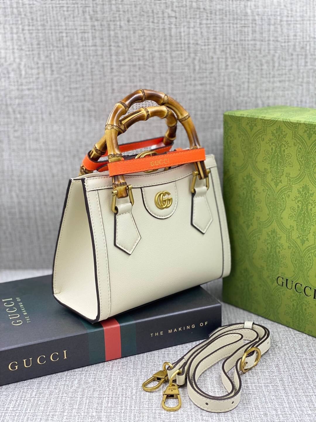VIP GIFT 】หนังแท้ GUCCI Diana mini tote bag กระเป๋างานหูไม้ไผ่สุดคลาสสิก ดีไซน์มาใหม่พร้อมเข็ดขัดหนังสีสะท้อนแสงประดับตรงหูกระเป๋า ขนาดมินิกำลังน่ารักเลยค่ะ วัสดุหนังแท้ อะไหล่ทอง งานสวยตั้งอยู่ทรง มีสายสะพายยาว 1เส้น สามารถปรับระดับได้-ถอดได้ งานเก๋ไก๋ที