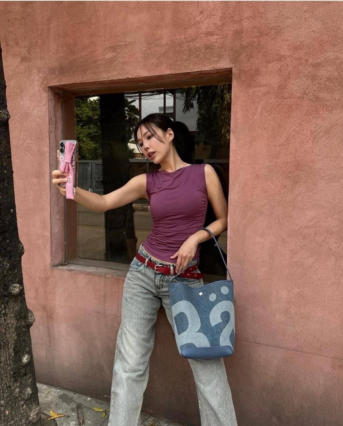 Rally movement the bag denim เป็นไอเท็มที่ฮอตสุดๆแห่งปีจริงๆ กับกระเป๋าทรงบัคเก็ต ที่ดีไซน์ออกมาคลาสสิคและใช้งานง่ายจริงๆ