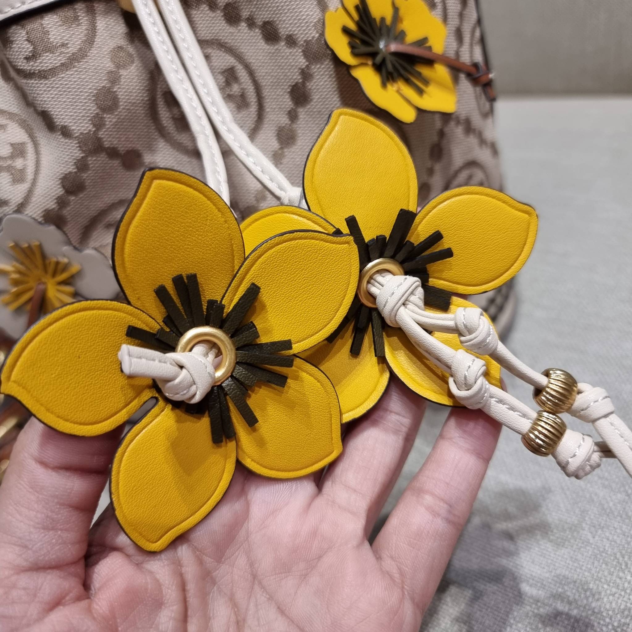 TORY BURCH T MONOGRAM FLORAL BUCKET BAG คอลเลคชั่นใหม่ พร้อมเสิร์ฟความสวยให้ถึงบ้าน!! กระเป๋าบัคเก็ตทรงยอดนิยม ดีไซน์ใหม่ล่าสุด สไตล์งานคราฟ มีลูกเล่นประดับดอกไม้กับตัวกระเป๋า และตัวรูดสาย วัสดุผ้า jacquard ตัดสลับหนังแท้ หูจับและขอบกระเป๋าตกแต่งลายสานสวย