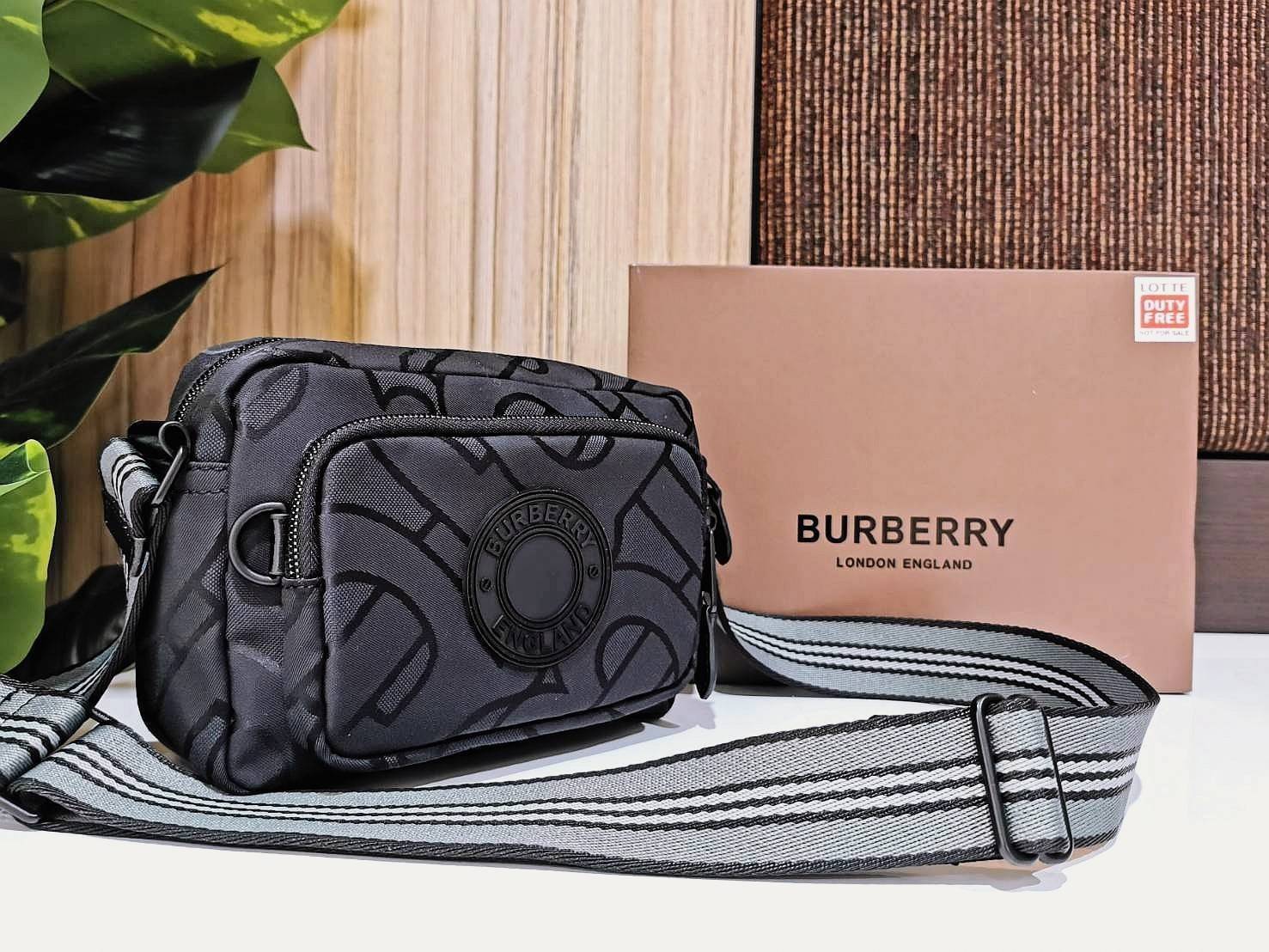 BURBERRY FRAGRANCES MONOGRAM CROSSBODY BAG VIP GIFT WITH PURCHASE (GWP) พรีเมี่ยมกิ๊ฟ Limited จากน้ำหอม BURBERRY 100% POLYAMIDE (Nylon & Canvas) ลาย Monogram น้ำหนักเบา มีโลโก้ด้านหน้าเปิดปิดด้วยซิปหัวซิปแบรนด์ ด้านหน้ามีช่องซิป ด้านหลังมีช่องใส่ของ ภายใน
