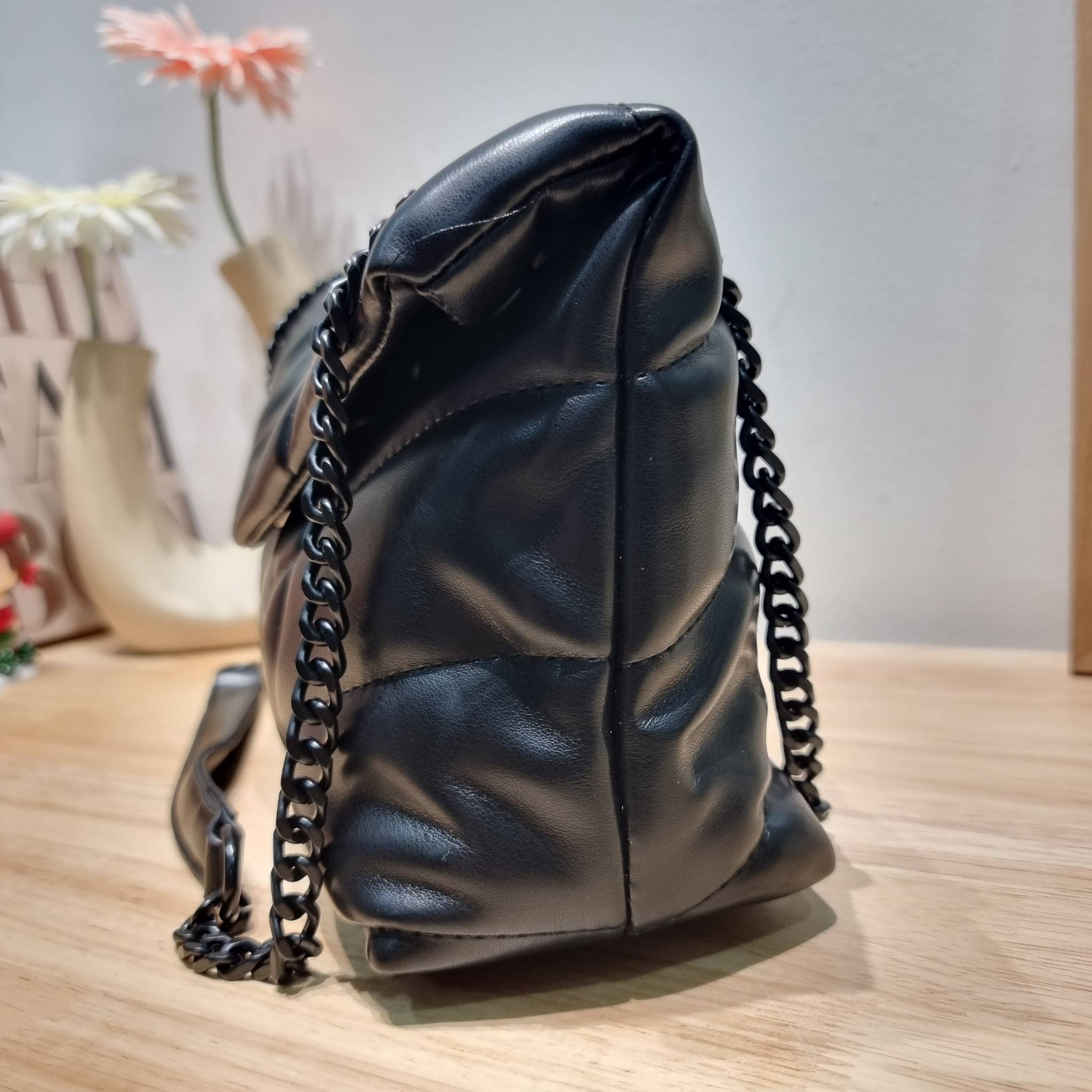 YSL PUFFER SMALL CHAIN BAG IN QUILTED / Yves Saint laurent puffer small chain bag in quilted กระเป๋าสะพายรุ่นยอดนิยม ทรงสวย ใช้ได้บ่อยไม่มีเบื่อ วัสดุหนังสัมผัสนิ่มมือ ดีไซน์เรียบหรู