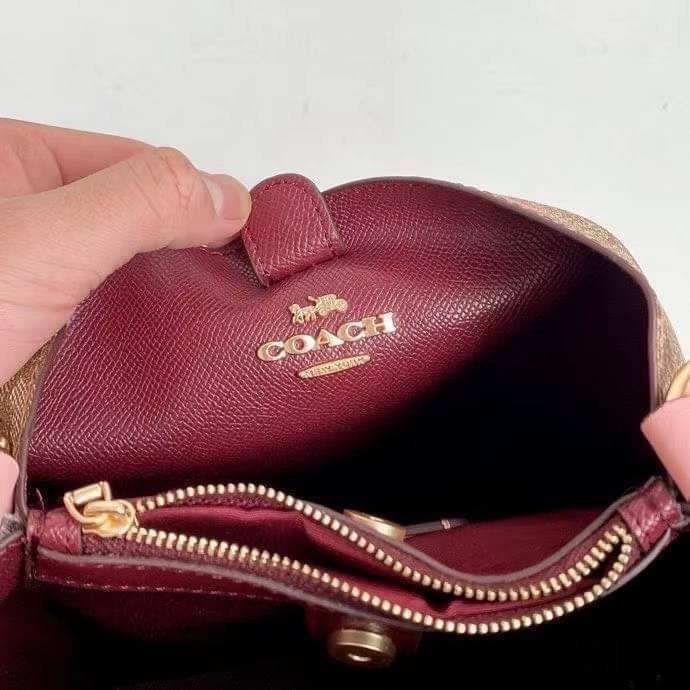 OUTTLET 】COACH SMALL TOWN BUCKET BAG IN SIGNATURE WITH Heart floral print สำหรับสาวแฟชั่นที่ชอบรายละเอียดชิคๆ ดีไซน์สุดเก๋ แนะนำเลยสำหรับกระเป๋าทรงบักเก็ตใบนี้ เชื่อว่าสาว ๆ หลายคนชื่นชอบ เป็นไอเทมที่สามารถแมทช์ได้กับเสื้อหลากหลายสไตล์ บรรจุของได้เยอะโดยท