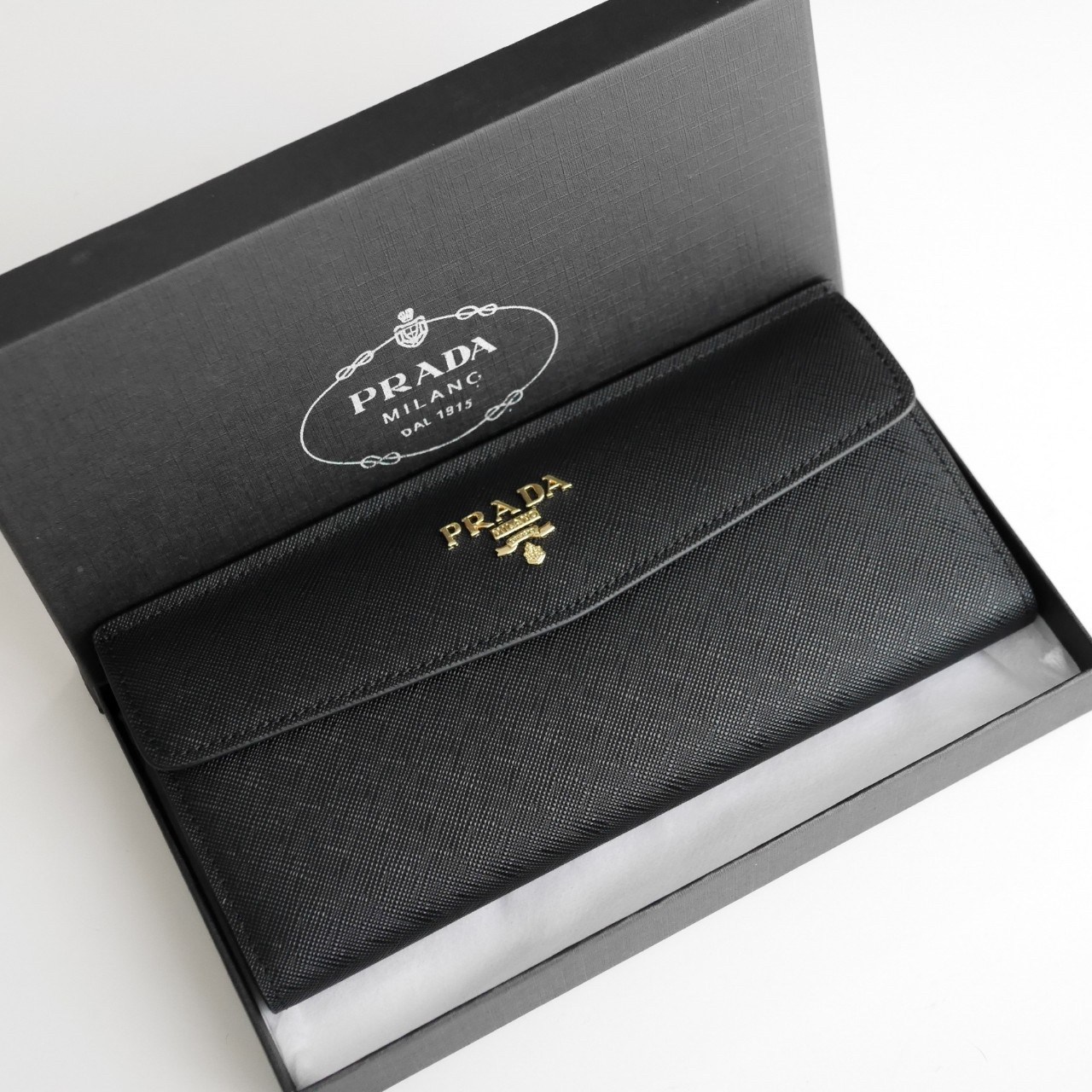 พร้อมส่งครบสีค่ะ 🖤💙💖 Best Seller PRADA LONG WALLET กระเป๋าสตางค์ยาว **รับทรัพย์ ทรงหรู จากงานพรีเมี่ยมกิ้ฟ จากเคาเตอร์ต่างประเทศ จากแบรนด์ PRADA ลายหนัง SAFFIANO มีช่องใส่บัตร ถึง 12 ช่อง และช่องซิปใส่ของจุกจิกได้ น้ำหนักเบา จับถนั