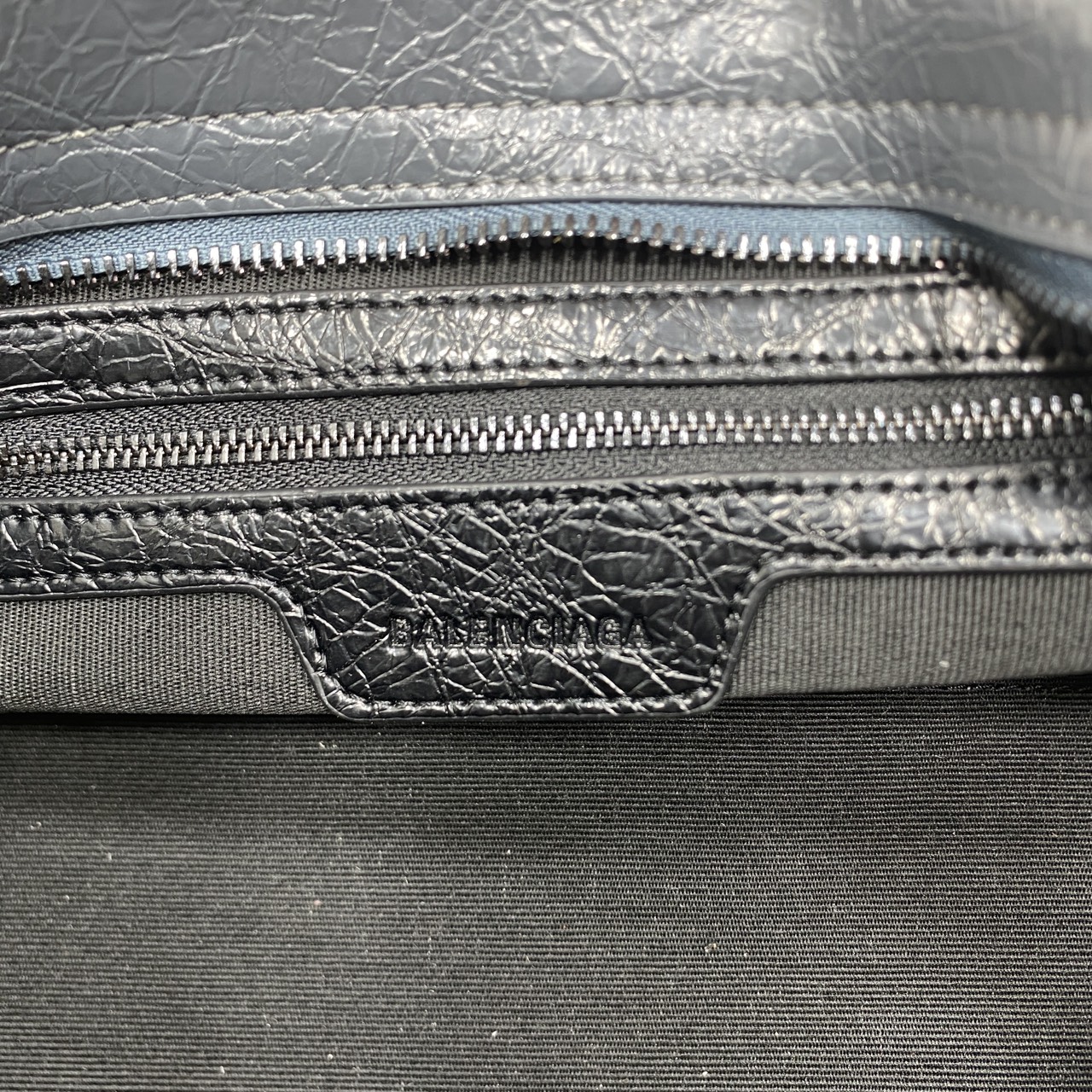 ORI หนังแท้ | Balenciaga Le City Bag East-west Bag กระเป๋าถือ/สะพายข้างทรงยาวดีไซน์โดดเด่นสวยเท่ล้ำสมัย ที่สุดแห่งความไอคอนิกไม่เหมือนใคร มีกิมมิคและลูกเล่นแพรวพราว