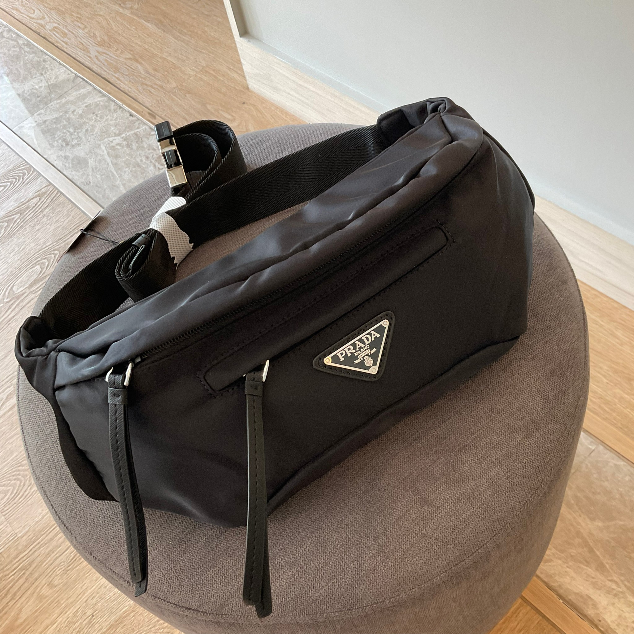 Prada Nylon Belt Bag รุ่นยอดฮิต! กระเป๋าคาดอก น้ำหนักเบา ดีไซน์เป็นเอกลักษณ์ เหมาะกับสายStreet มากๆค่ะ ทรงสาย จุของได้เยอะ ด้านหน้าประดับมีป้ายโลหะโลโก้แบรนด์