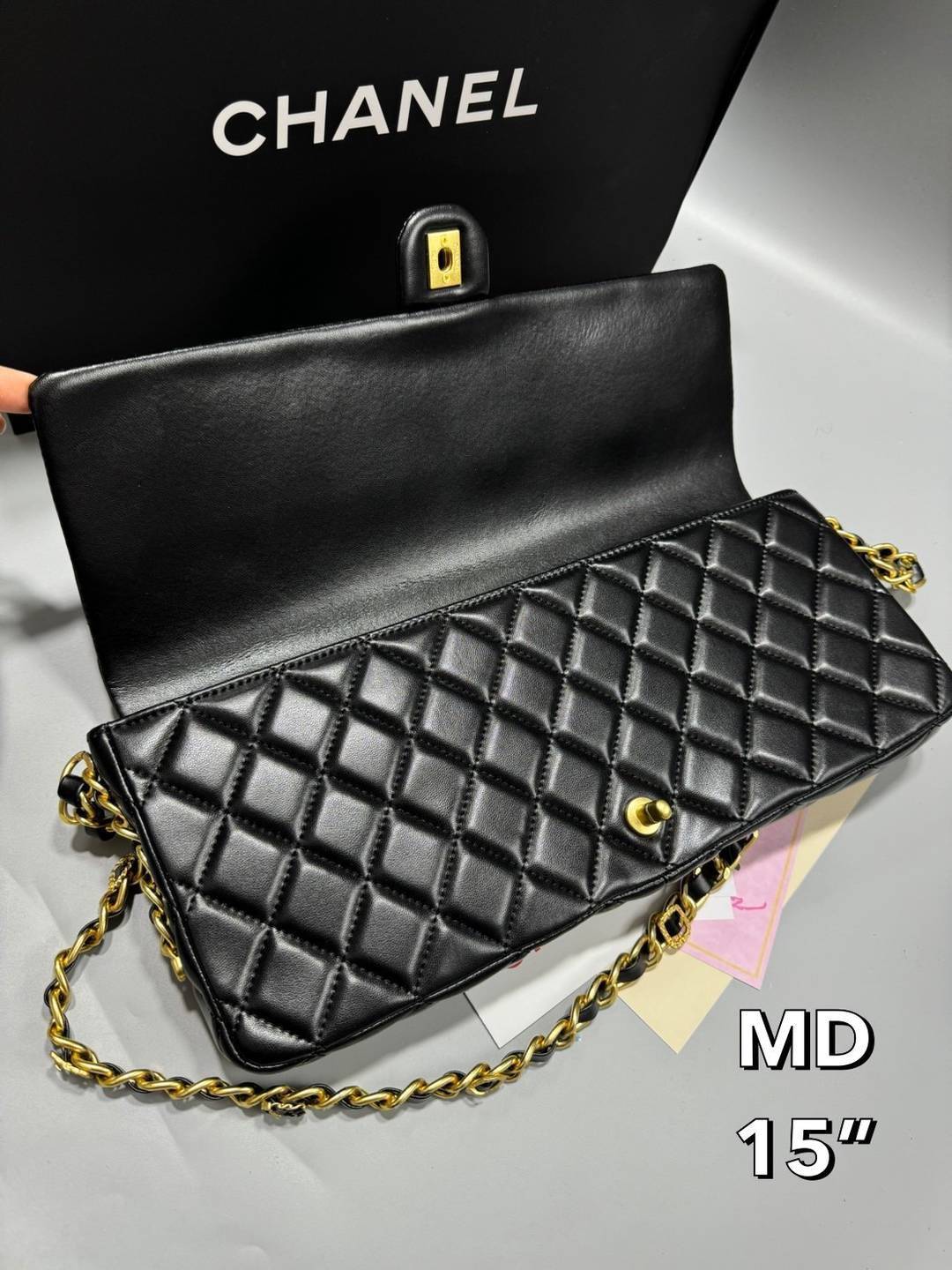 CHANEL Clutch Flap Bag กระเป๋าสะพายทรงคลาสสิค ไซส์ยาวพิเศษ หนังเรียบเงาผิวสัมผัสนุ่มลื่นมาก สวยหรูดูแพง ถือเป็นคลัชหรือสะพายไหล่ได้เก๋ๆ ใช้ยังไงก็ดูหรู ด้วยดีไซน์เฉพาะตัว ใบจริงสวยคมมาก