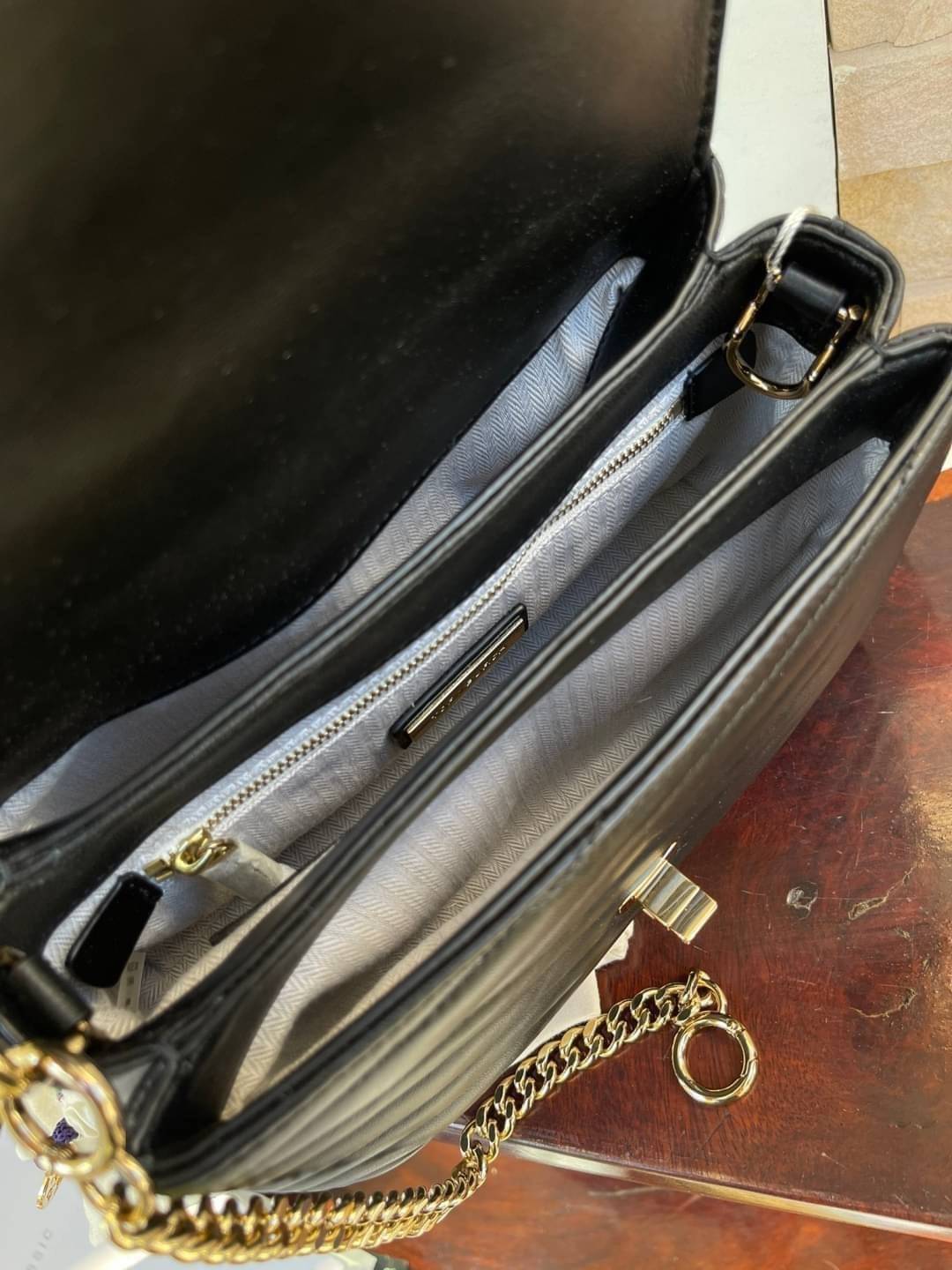 TORY BURCH Kira Chevron Top-handle Satchel กระเป๋าหนังแกะ สัมผัสนุ่มควบคู่กับดีไซน์อันเป็นเอกลักษณ์ กระเป๋าถือทรงสวยที่มีดีไซน์อันเป็นเอกลักษณ์ไม่เหมือนกับที่ไหน ด้วยการตัดเย็บหนังแกะแสนนุ่มแบบลายบุสองชั้น เพิ่มมูลค่าด้วยสายสะพายที่ทำจากโลหะสีทอง อีกทั้งย