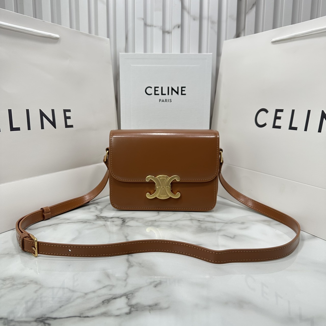 ORI หนังแท้ | 7" CELINE TRIOMPHE TEEN BAG in glossy leather กระเป๋าสะพายรุ่นยอดนิยม ถ่ายทอดให้เห็นถึงแก่นแท้ของสไตล์แบบ CELINE งานหนังเรียบเงาสวยหรูหรา