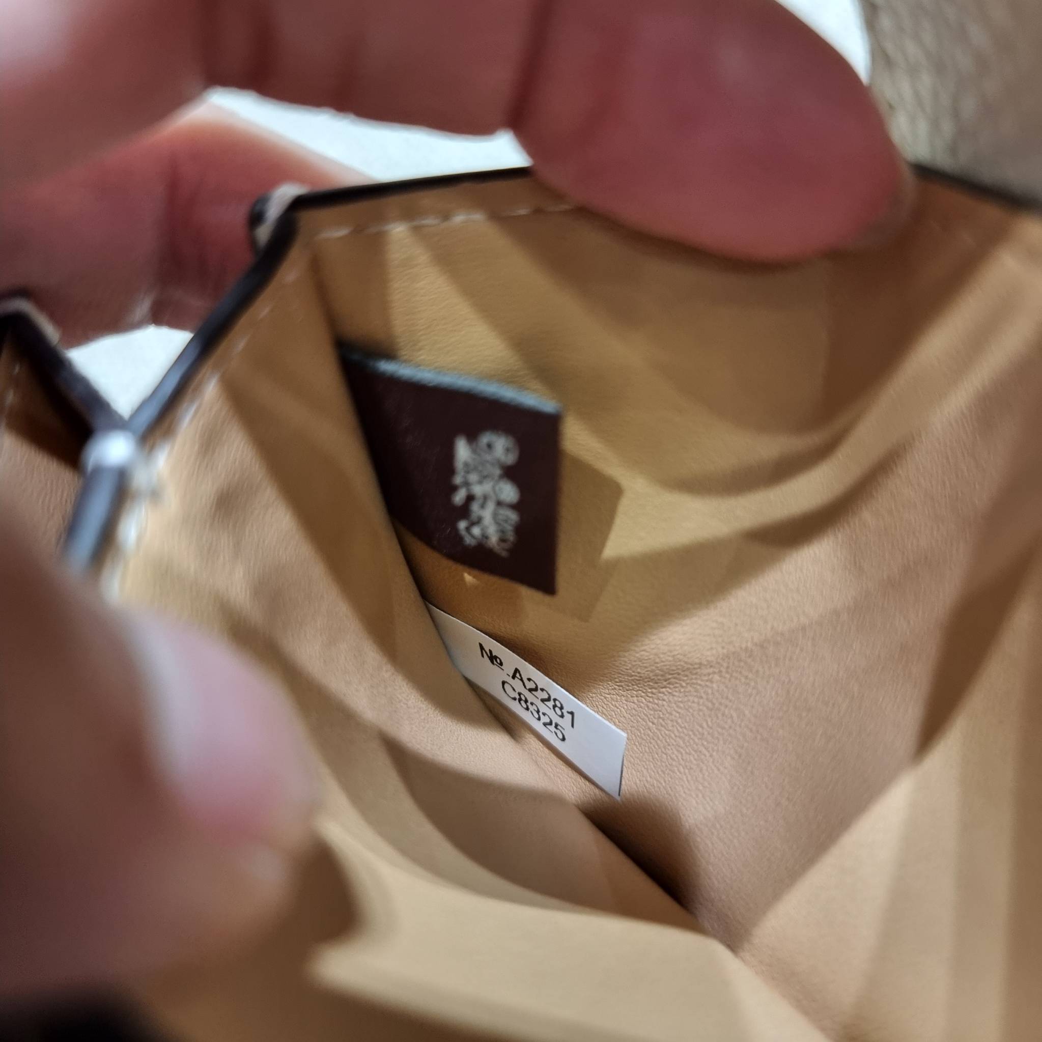 COACH C8325 ACCORDION CARD CASE WITH DREAMY LAND FLORAL PRINT ไอเท็มที่ทำใจฟูจัดเลยจ้า กับกระเป๋าถนอมบัตร ที่สาวๆตามหา ดีไซน์ลวดลายน่ารักมากๆ ขนาดกะทัดรัด พกพาสะดวก วัสดุหนัง pepble ภายในเป็นช่องใส่บัตรได้หลายใบ เหมาะมากสำหรับใครที่มองหากระเป๋าแบ่งสัดส่วน