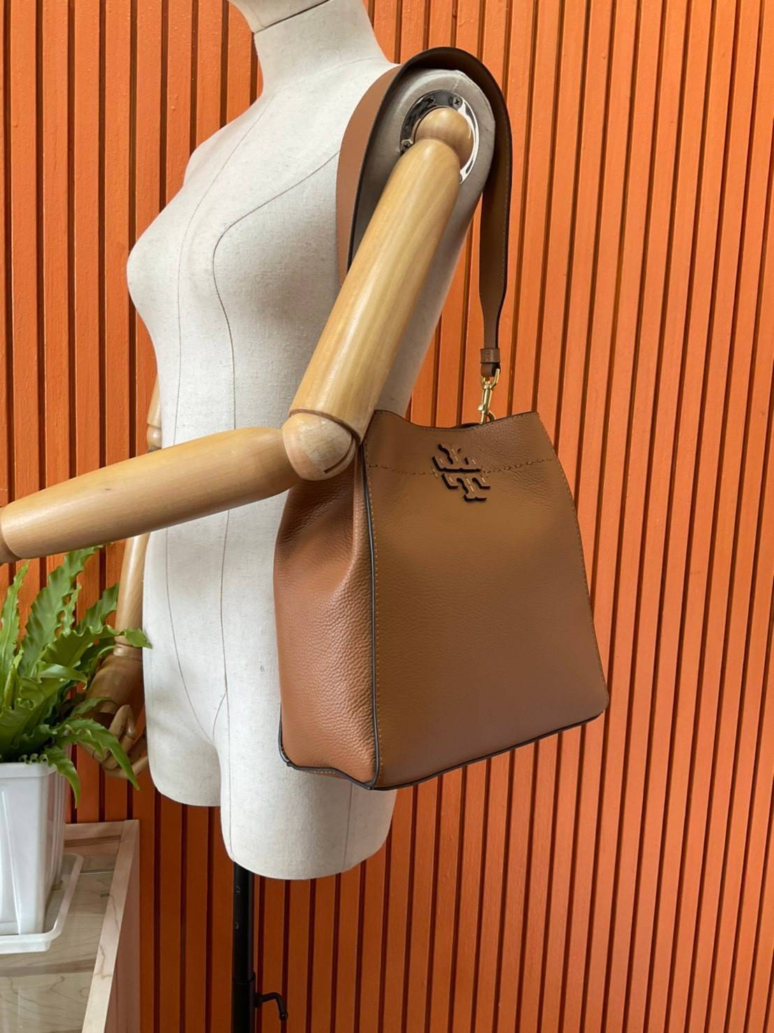 ของแท้ 💯% Tory Burch Mcgraw Hobo Bag TORY BURCH MCGRAW HOBO BAG รุ่น 51063 กระเป๋าสะพายไหล่ สะพายได้ 2 ทรง ทรงสวยไม่ตกเทรน ผลิตจากหนังแท้ หนังลูกวัว หนังนุ่ม หนังหอม น้ำหนักเบามากกก!! นิ่มสวยมากๆ