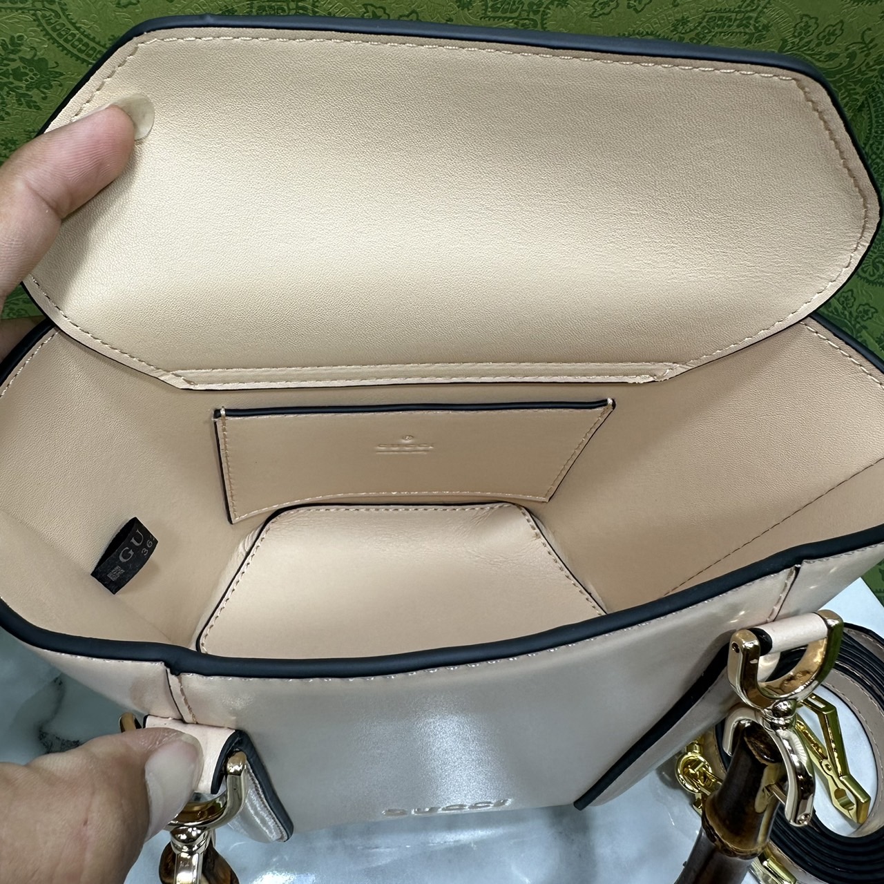 GUCCI Mini bamboo top handle tote bag กระเป๋าสะพายทรงตะกร้า หูจับลายไม้ไผ่ตัดสีได้อย่างลงตัว ถือแล้วดูขับผิวสวยงาม งานหนังแท้หนังเงาดูแพง ให้ความรู้สึกถึงงานฝีมือที่โดดเด่น ด้วยฐานทรงหกเหลี่ยม พร้อมส่งที่นี่ก่อนใคร รีบจับจองเลยน้า