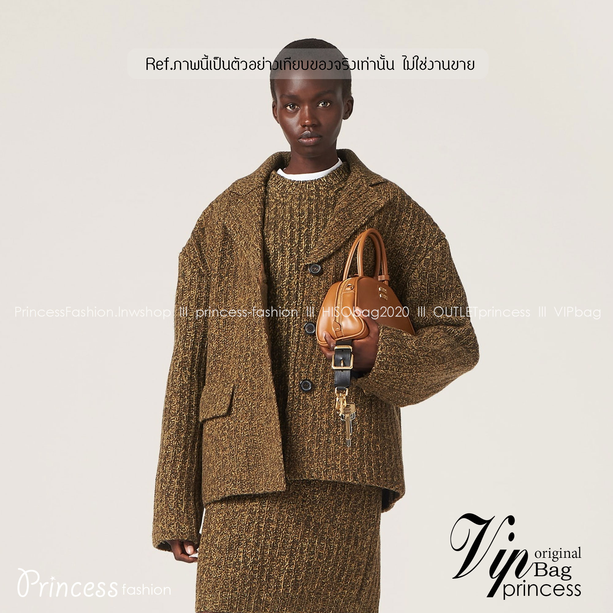 MIU MIU HALF-MOON TOP HANDLE BAG / Patent leather bowling bag / Miu Miu Leather top-handle bag กระเป๋าทรงพระจันทร์เสี้ยว หนังนิ่ม ลื่นเงา ตัดกับอะไหล่ทองได้ลงตัว