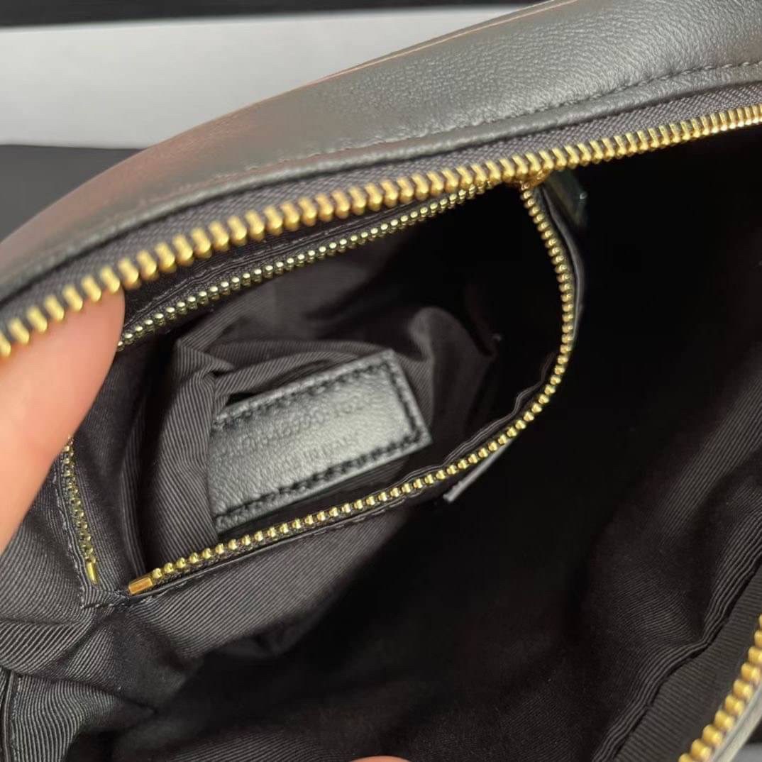 YVES SAINT LAURENT BAG กระเป๋าสะพายสไตล์วินเทจทรงเหลี่ยม งานหนังแท้สวย โทนสีดำคาสสิก หนังฟูสวยมากค่ะ ภายในโล่งจะสะพายไหล่ CROSSBODY ก็ดูดี สินค้ามาพร้อมถุงผ้าและกล่องแบรนด์พร้อมส่งที่ไทยราคาสุดคุ้ม สาวก YSL ห้ามพลาด!