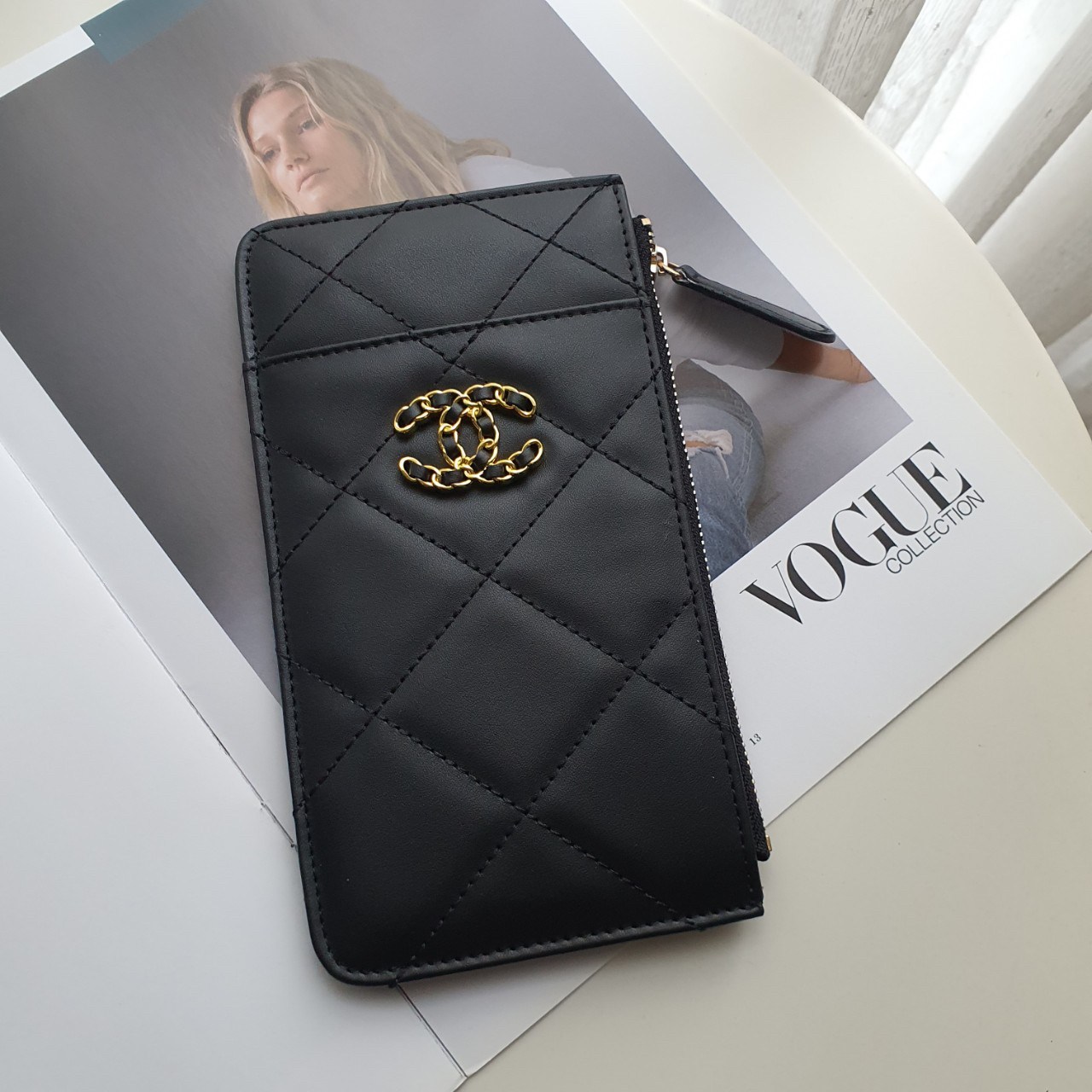 CHANEL LONG WALLET CARD PHONE HOLDER พร้อมส่งครบ 3 สี ❤️🖤🤍 พร้อมส่งที่ไทยค่าา กระเป๋าสตางค์รับทรัพย์ แนะนำรุ่นนี้เลยคะ งานพรีเมี่ยมกิ้ฟท์จากเค้าเตอร์ต่างประเทศ กระเป๋าสตางค์ทรงสวย สะดุดตา หนังสัมผัสลายด้าน จากแบรนด์ 𝗖 Ǖ