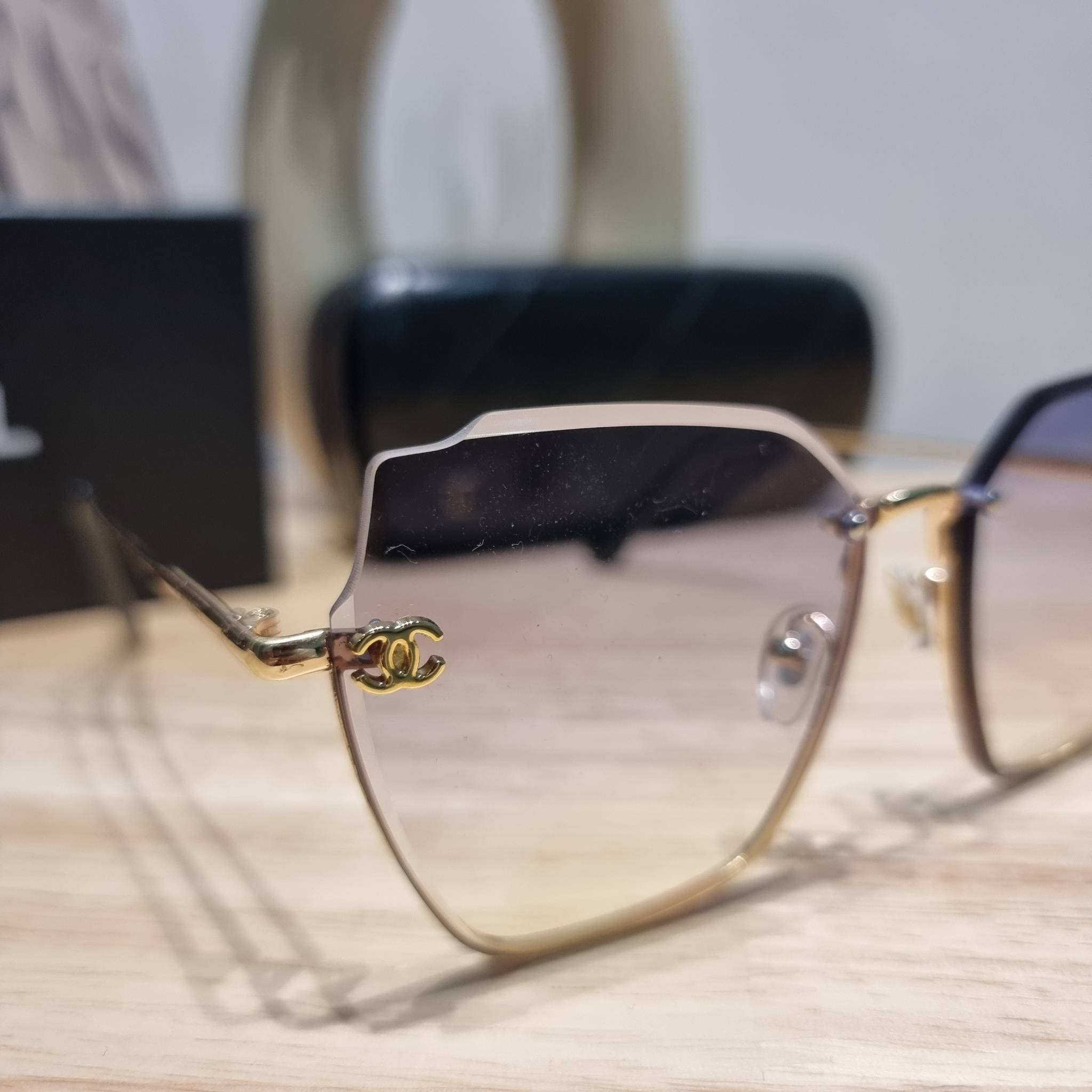 Chanel Sunglasses UV protection gift Box set สุดคุ้ม มาพร้อมอุปกรณ์ครบเซ็ท ดีไซน์ชิคมากแม่!! รับรองไม่ซ้ำใคร ใส่เสริมโหงวเฮ้ง ดูผู้ดี มีพกติดตัวไว้ไม่ตกเทรนด์ ใช้ได้ทุกโอกาส