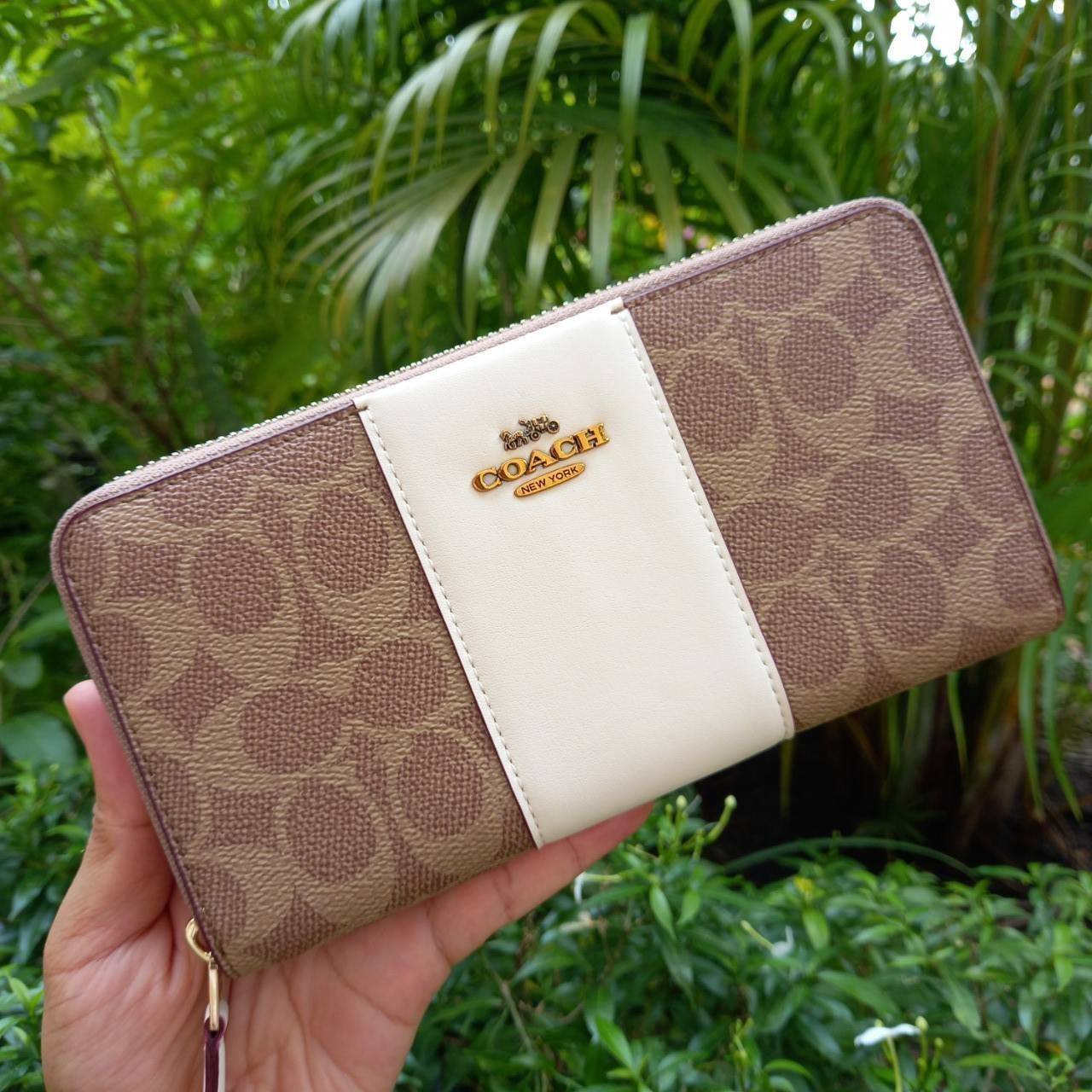 มาเท่าไหรก็ไม่เคยพอจริงๆ มีความต้องการกันถึงขีดสุด❣️😘>>COACH ACCORDION ZIP WALLET IN COLORBLOCK SIGNATURE CANVAS (COACH 31546)🍁กระเป๋าสตางค์ใบยาว ซิปรอบ //วัสดุหนังแคนวาสสลับหนังแท้ ดีไซน์สวย โดดเด่นลงตัวเป็นที่สุด ด้านในมีช่อ