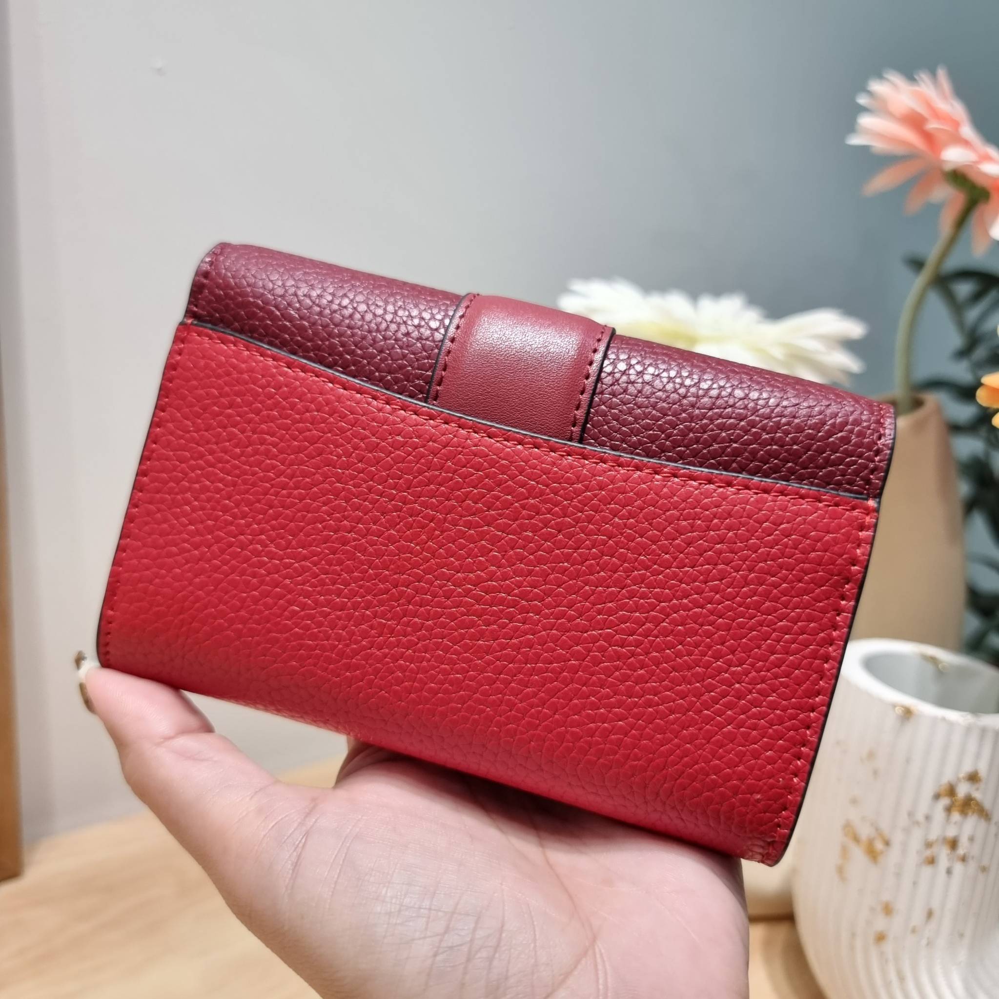 COACH MEDIUM GRACE WALLET IN SIGNATURE CANVAS CC061 CC060 CC059 พร้อมส่ง 5 สี กระเป๋าสตางค์ใบกลาง ดีไซน์หรู โดดเด่นด้วยโลโก้สไตล์วินเทจ คลาสสิค โทนสีใช้งานง่าย