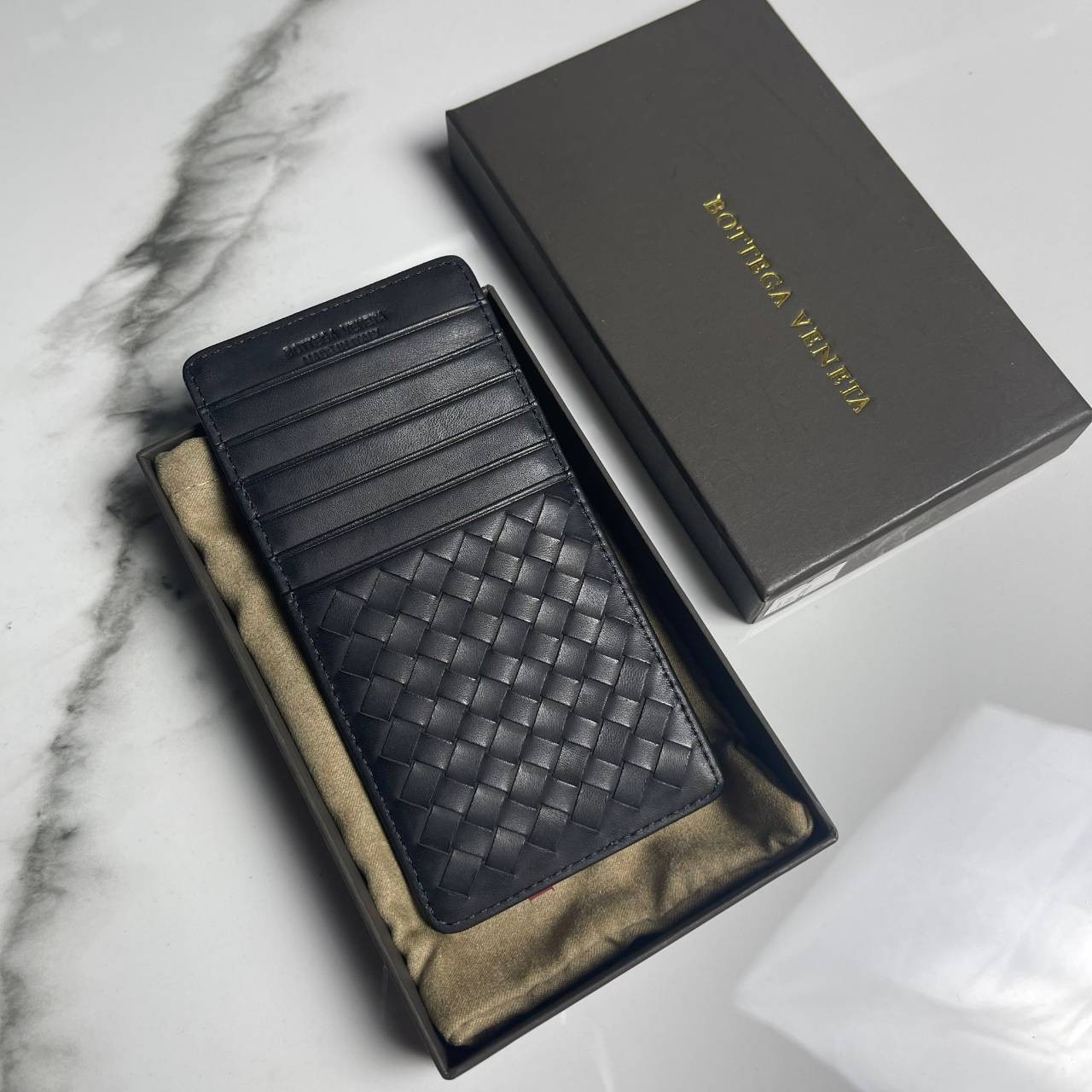 หนังแท้ BOTTEGA VENETA CARD HOLDER กระเป๋าใส่บัตรทำจากหนังแท้คุณภาพดีมาในราคาพิเศษ เป็นรุ่นที่หายาก เหมาะกับการใช้งานระยะยาว ยิ่งใช้หนังยิ่งสวยทนทานต่อการใช้งาน มาพร้อมกล่อง อุปกรณ์ครบ