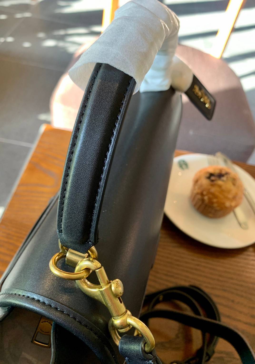 COACH COURIER CARRYALL 23 IN COLORBLOCK SIGNATURE CANVAS พร้อมส่ง 7 แบบ พร้อมส่ง ลุคดูไฮสุดๆค่ะ! กระเป๋าสะพายหนังหรูหราและคลาสสิค หนังแท้ชั้นดีที่สุด น้ำหนักเบา หนังสวยมากก สัมผัสแล้วหลงรักแน่นอนจ้าา😘