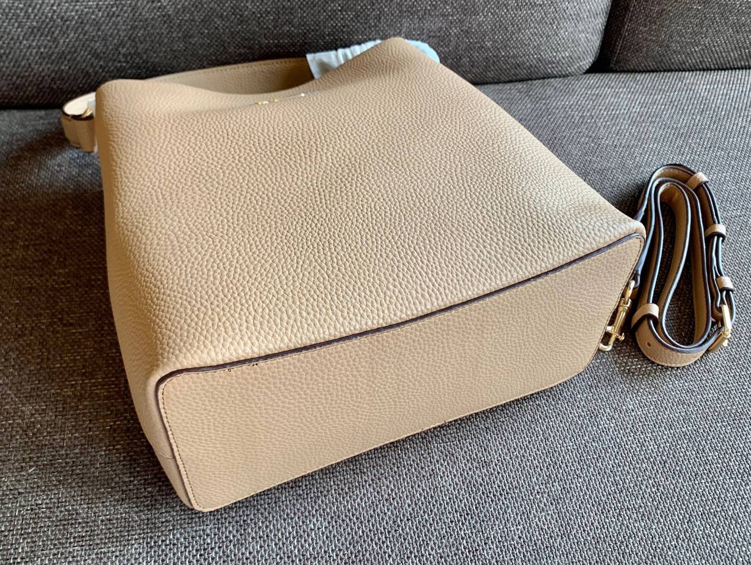 ถังใหญ่พร้อมส่งแล้วค่าา ห้ามพลาด❗️ COACH TOWN BUCKET BAG((91122)) 📣พร้อมส่ง ไซด์ที่สาวๆรอคอยค่ะ! ✔️กระเป๋าทรงถังใบใหญ่ สุดฮิตอีกรุ่นที่สาวๆต้องมีติดตัว ✔️หนังแท้ หนังจริงสวยมาก นิ่มมือดีด้วยนะคะ