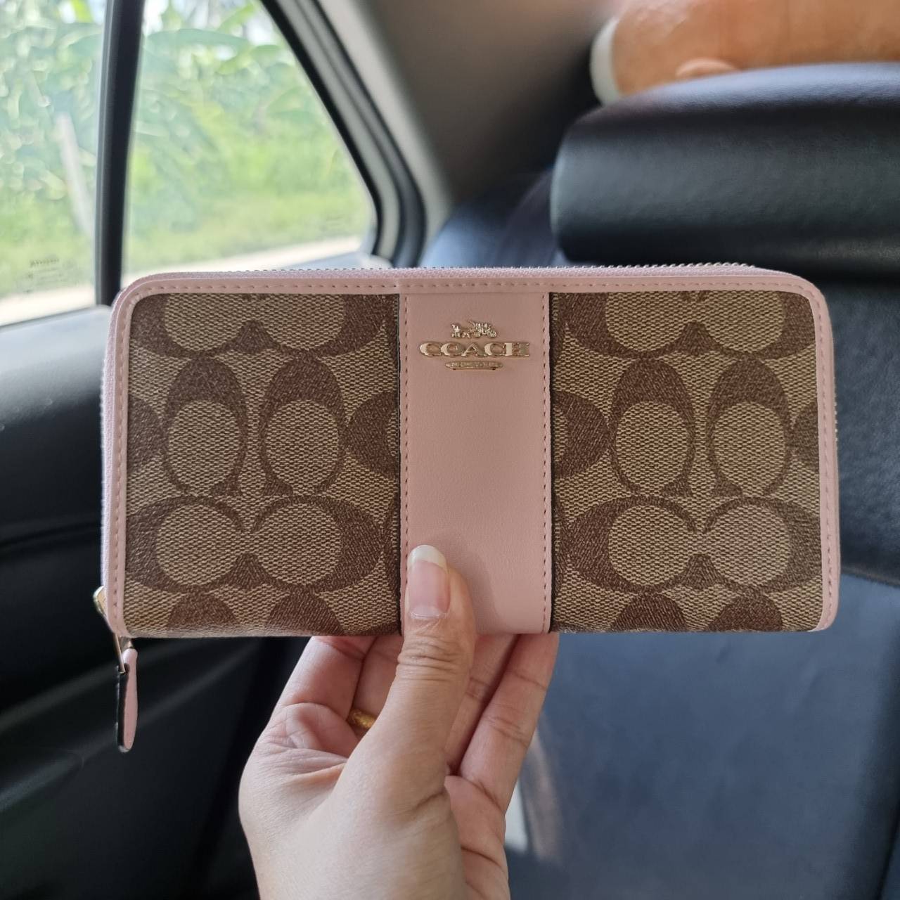 COACH F54630 ACCORDION ZIP WALLET IN SIGNATURE COATED CANVAS WITH LEATHER STRIPE กระเป๋าสตางค์ใบยาวรุ่นคลาสสิค คัดสีขายดีมาให้กันเลยจ้า ♥️ วัสดุหนังแคนวาสเคลือบลาย เปิด-ปิดด้วยซิปรอบ รูดใช้งานง่าย ใส่บัตรได้ มีช่องซิปใส่เหรียญ ใส่มือถือได้ พกใบนี้ใ