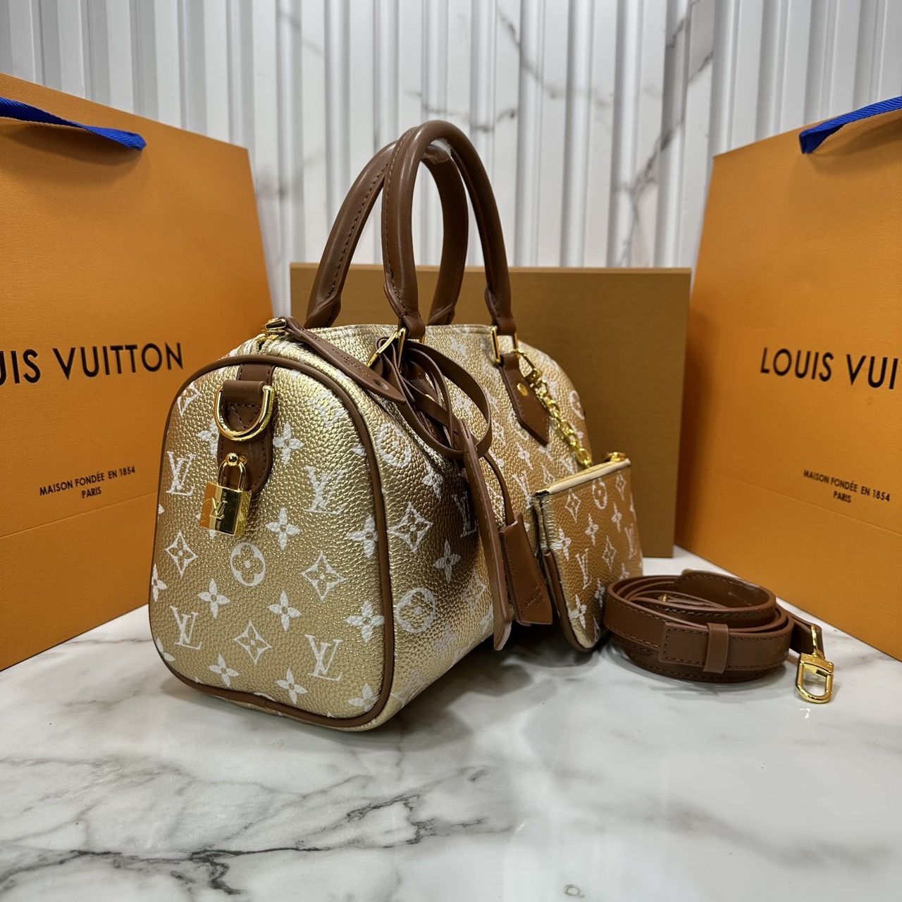 ORI หนังแท้ | LV Speedy P9 Bandoulière 25 Bag กระเป๋าสะพายทรงหมอนสปีดี้ คอลใหม่ล่าสุดหรูหราโดดเด่น รูปทรงใช้งานง่ายสวยตลอดกาล ใช้ได้กับทุกลุค ทุกโอกาส ภายในโล่งกว้างมาก ใส่ของสำคัญได้ครบแน่นอนจ้า