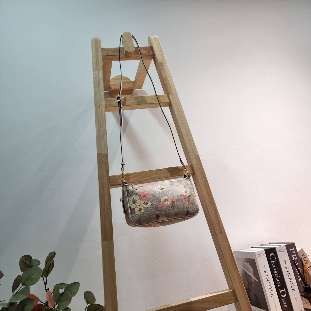 COACH F58321 TOP HANDLE POUCH คอลเลคชั่นสุดฮิต กับดีไซน์ใหม่ น่ารักน่าใช้ทุกแบบ กระเป๋าพอชทรงใช้งานง่าย สะดวก กะทัดรัด วัสดุหนังแคนวาสเคลือบคุณภาพ มาพร้อมสายคล้องในตัว และสายสะพาย crossbody ปรับเปลี่ยนได้ตามสไตล์ อีกหนึ่งไอเท็มที่สาวๆต้องมี ในราคาสุดคุ้ม 