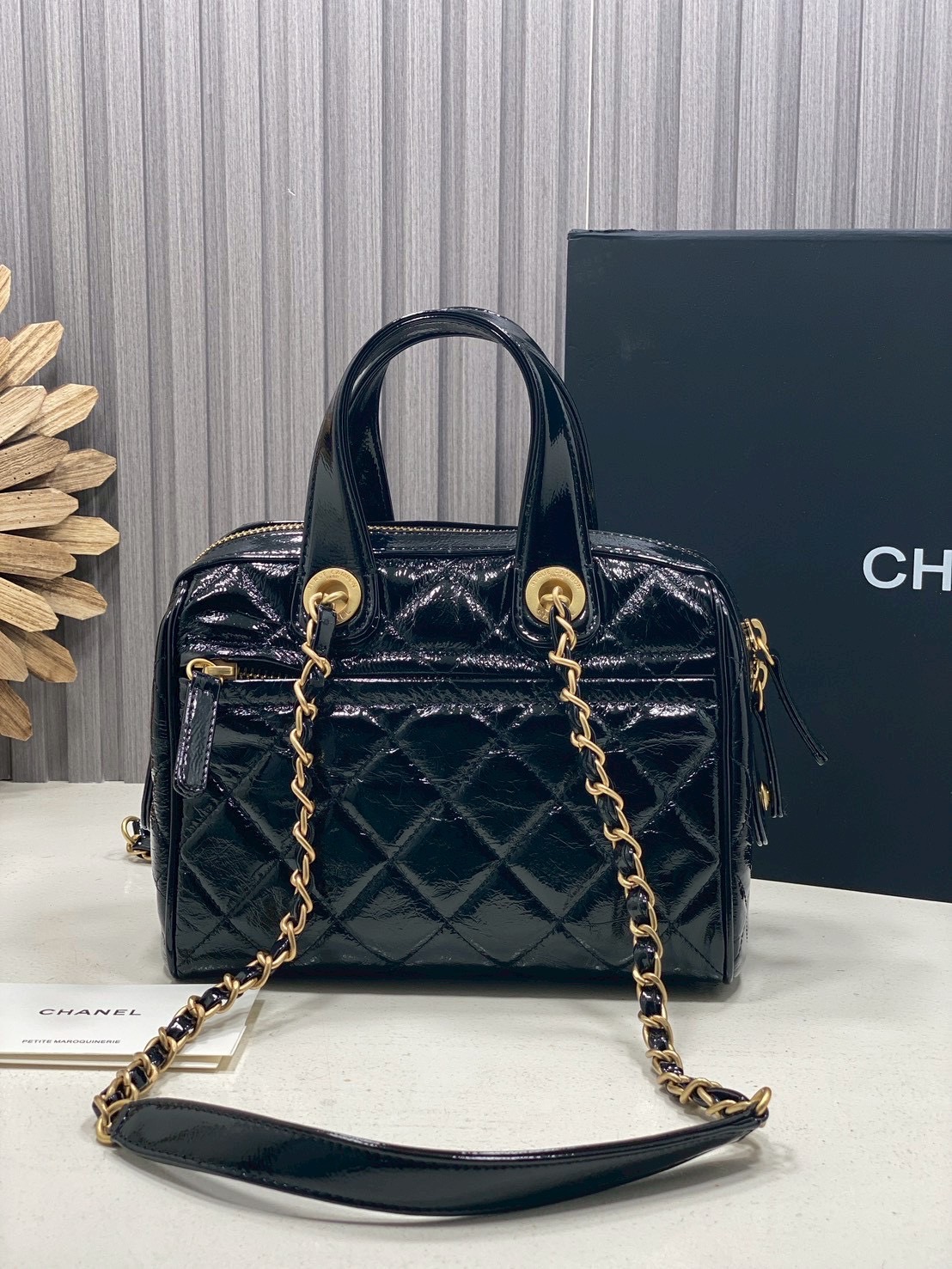 ORI หนังแท้ | Chanel Small Bowling Bag Crumpled Leather / Chanel Keepall Bag กระเป๋าถือ กระเป๋าสะพายรุ่นใหม่ล่าสุด ดีไซน์หนังยับเงา ในคอลเลกชัน Métiers d’art ปี 2024/25 ด้วยลูกเล่นของเนื้อสัมผัสและรูปแบบ