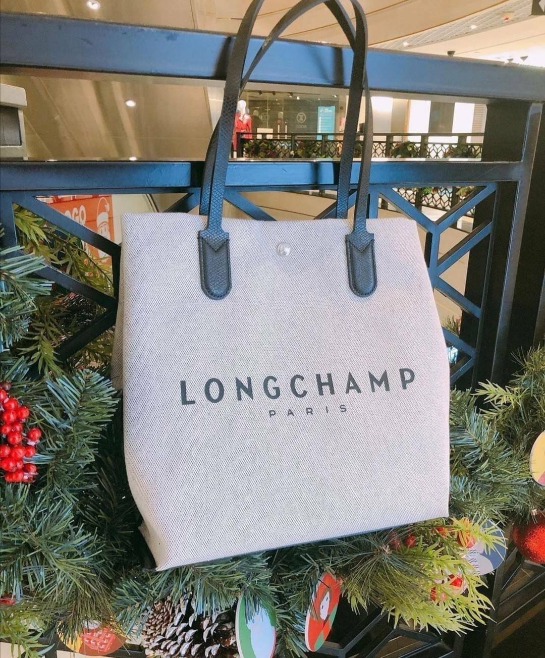 LONGCHAMP ESSENTIAL TOILE SHOULDER BAG L ECRU วัสดุ Cotton Canvas & Grained cowhide คอลเลคชั่นใหม่ ฮิตสุดๆในเหล่าดาราเซเลป ด้วยดีไซน์สวยขนาดกำลังดีเนื้อหนาอยู่ทรง น้ำหนักเบา