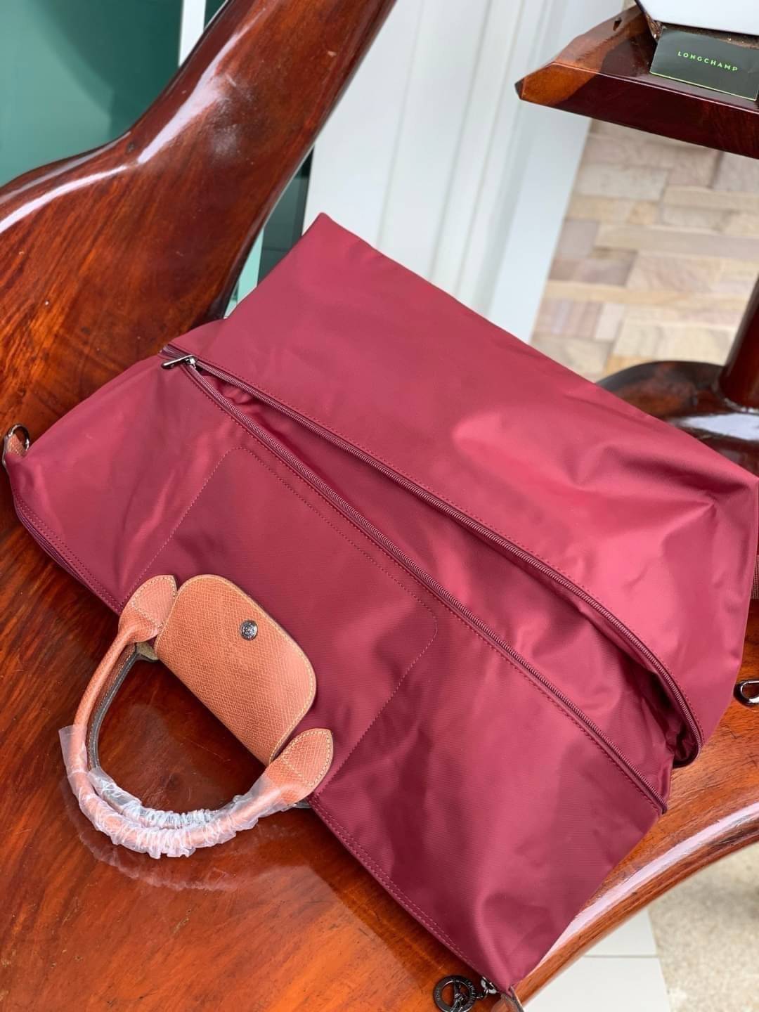 LONGCHAMP LE PLIAGE CLUB TRAVEL BAG กระเป๋าขนาดใหญ่สำหรับการเดินทาง เราเรียกที่นี้ว่า travelling bag รุ่นคลาสสิค มาพร้อมสายสะพายยาวที่ปรับและถอดออกได้ ความพิเศษของรุ่นนี้ที่ครองใจนักเดินทางทั่วโลก คือซิปรอบตรงกลางตัวกระเป๋า สามารถเปิดซิปเพื่อขยายขนาดและพั