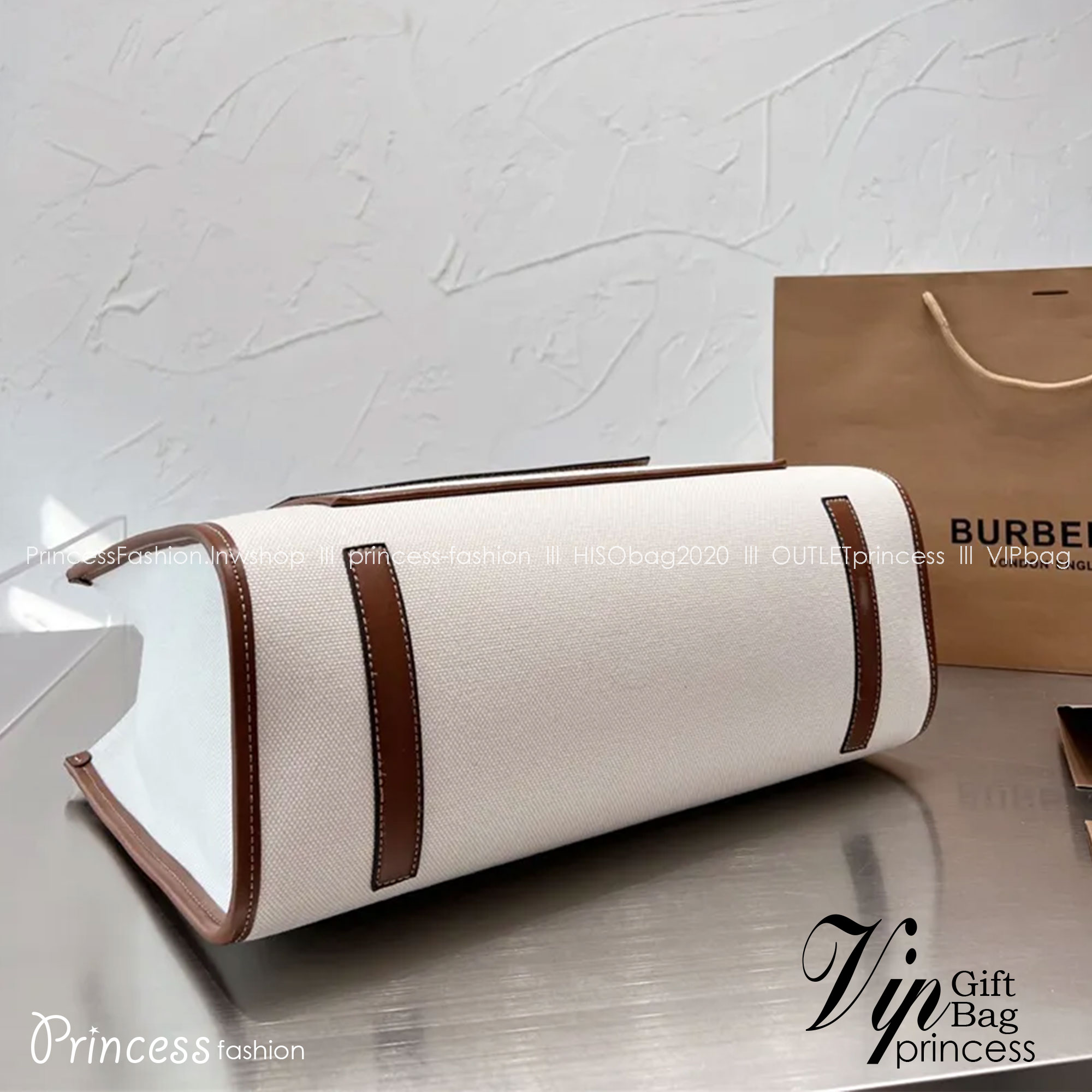 BURBERRY Leather-trimmed embroidered canvas tote / BURBERRY FRAGRANCES LARGE TOTE BAG / BURBERRY Freya Tote Bag วัสดุ Canvas & Leather ดีไซน์สวยอยู่ทรงสไตล์ Casual ด้านหน้ามีช่องใส่ของ ภายในโล่งกว้างและจุสุดๆสามารถใส่เอกสารA4 หนังสือ ของใช้ได้เยอะ หูหิ้วห