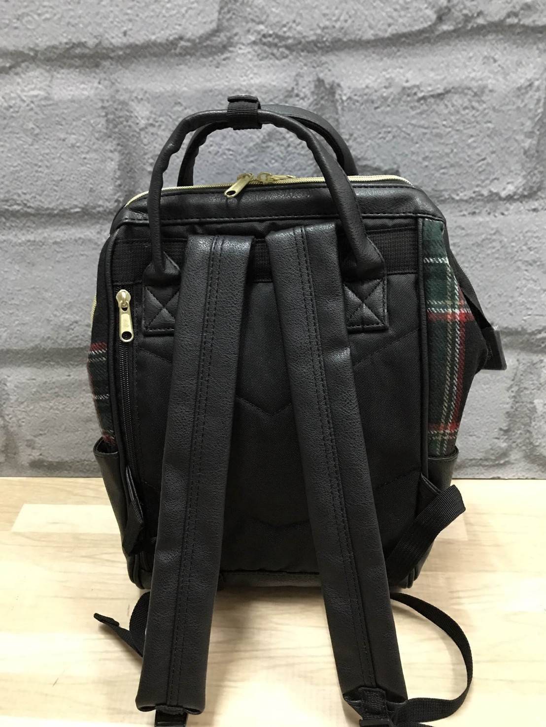 เป้ฮิตติดชาร์จกับ Anello รุ่น The emporium dark brown(limited edition) ขนาดมินิ กำลังดี วัสดุผ้าแคนวาสสลับหนัง polyester ปากกระเป๋ากว้างมีโครง มีตัวล้อคที่หูจับ ด้านหลังมีซิปสะดวกต่อการหยิบของภายใน ด้านข้างมีช่องทั้งสองข้าง กว้างจุได้เยอะ น้ำหนักเบา ดูแลร