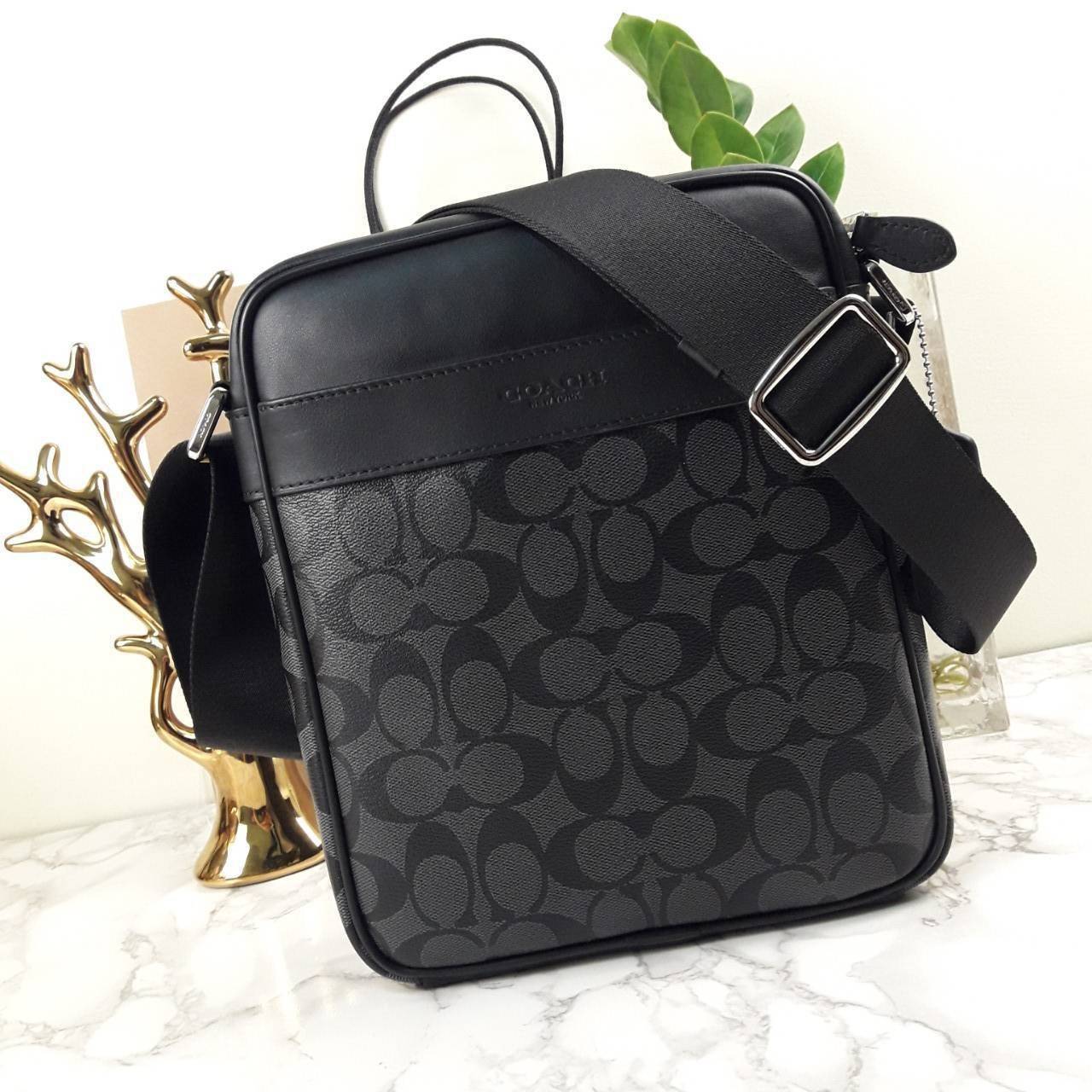 อมตะ ฆ่าไม่ตายจริงๆ กับรุ่นนี้!!😎//>>COACH CHARLES FLIGHT BAG(F54788)🍁สะพายข้าง ทรงสวย เป็นอีกรุ่น ที่ฮิตตลอดกาลไปเรียบร้อยแล้ว//วัสดุหนังแคนวาส สลับหนังแท้อย่างดี // ใช้ได้ทั้งชายและหญิง Unisexสุดๆ ใช้งานง่าย ทรงกล่อง จะสะพายเที่ยว 