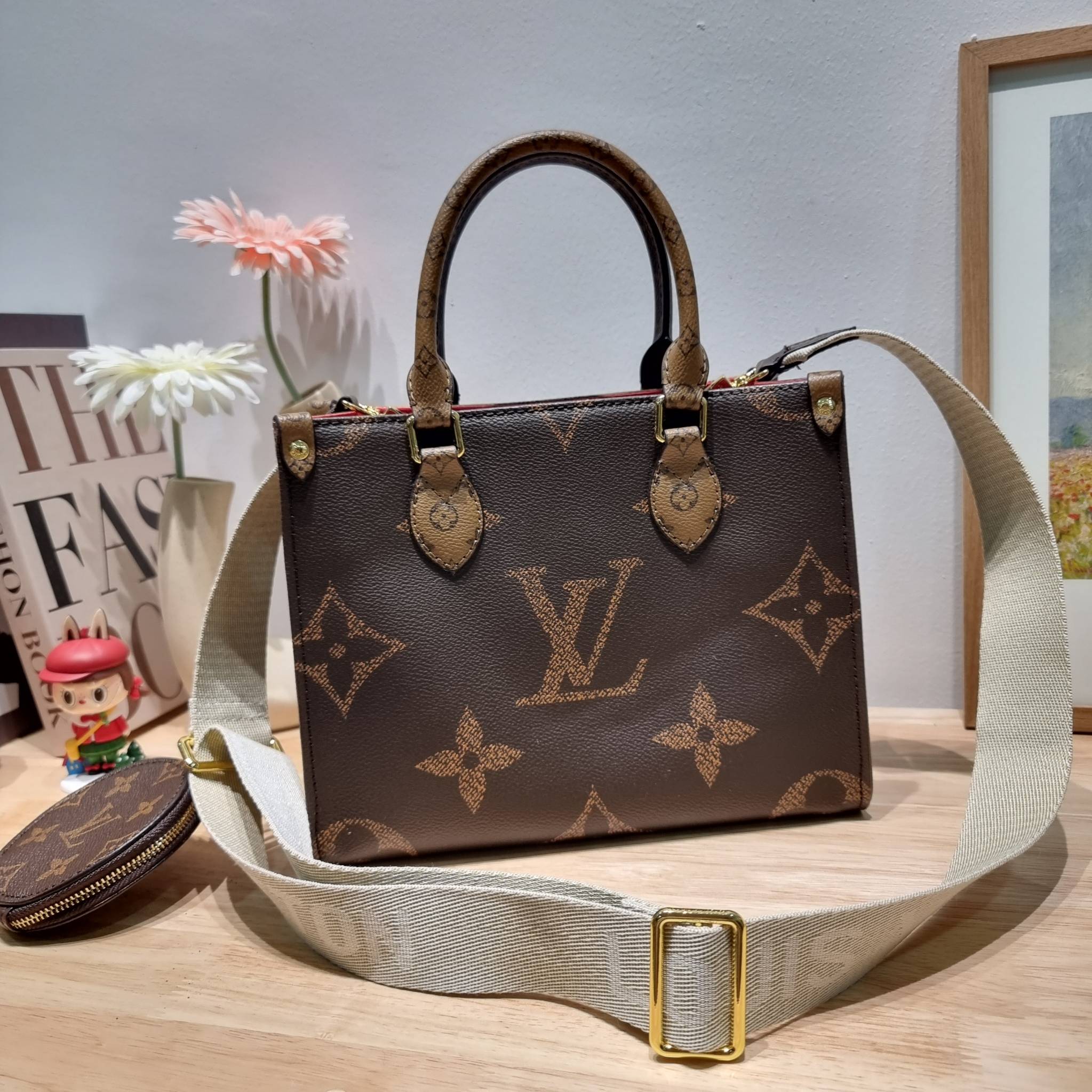 LV Onthego Small Bag กระเป๋าทรงโท้ทดีไซน์ใหม่ พร้อมสายสะพายสปอร์ตและใบลูก LV small tote with strap โทนสีคลาสสิคใช้งานง่าย ตอบโจทย์ได้ทุกลุค ทุกสไตล์