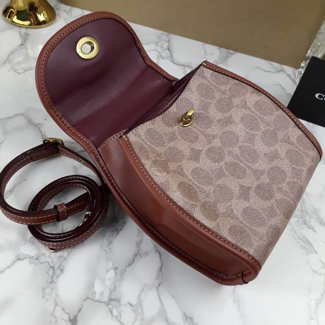OUTLET 】COACH TURNLOCK CURVED TOP HANDLE CROSSBODY IN SIGNATURE CANVAS (COACH 142) 💝รุ่นนี้ เห็นแล้วหลงรักเลย เสน่ห์ทะลุมาก ทรงสวย ดีไซน์แปลกตา ดูแตกต่าง ขนาดกำลังดี ตัวกระเป๋า หนังแท้ผสมแคนวาสคุณภาพดีสุดๆ มีสายสะพายยาวสามารถถอดออกได้ จะถือ หรือสะ