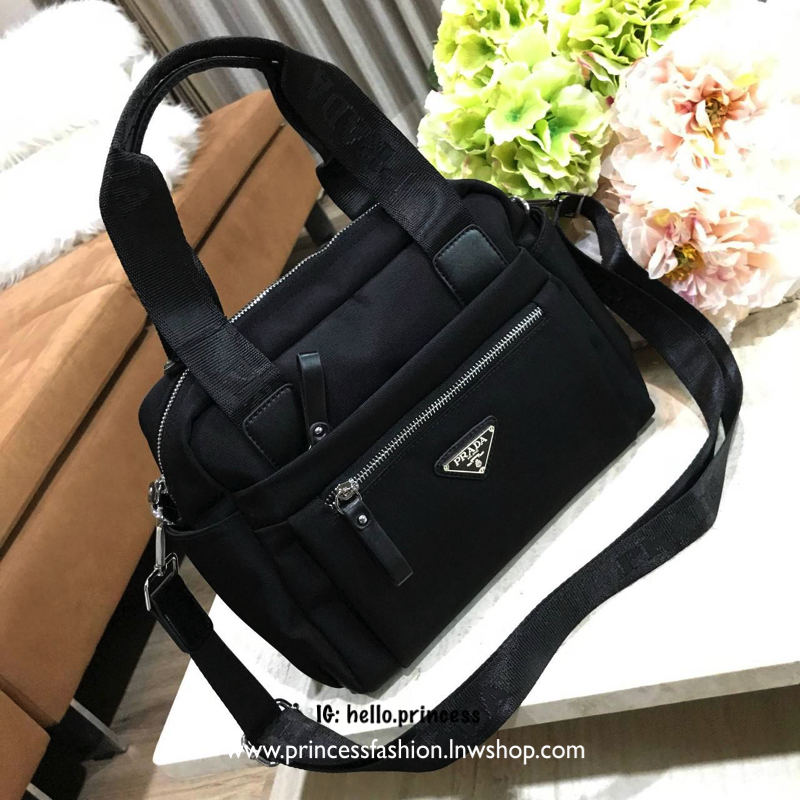 PRADA NYLON BOWLING BAG GIFT WITH PURCHASE GWP Limited edition พรีเมี่ยมกิ้ฟจากเคาน์เตอร์แบรนด์ต่างประเทศวัสดุ Nylon เนื้อหนาคุณภาพดีตามแบบฉบับแบรนด์ ด้านหน้ามี2ช่องซิปและโลโก้แบรนด์ ด้านข้างมีช่องใส่ของ ด้านหลังมี1ช่องซิป หูจับสะพายไหล่ได้ พร้อมสายสะพายย