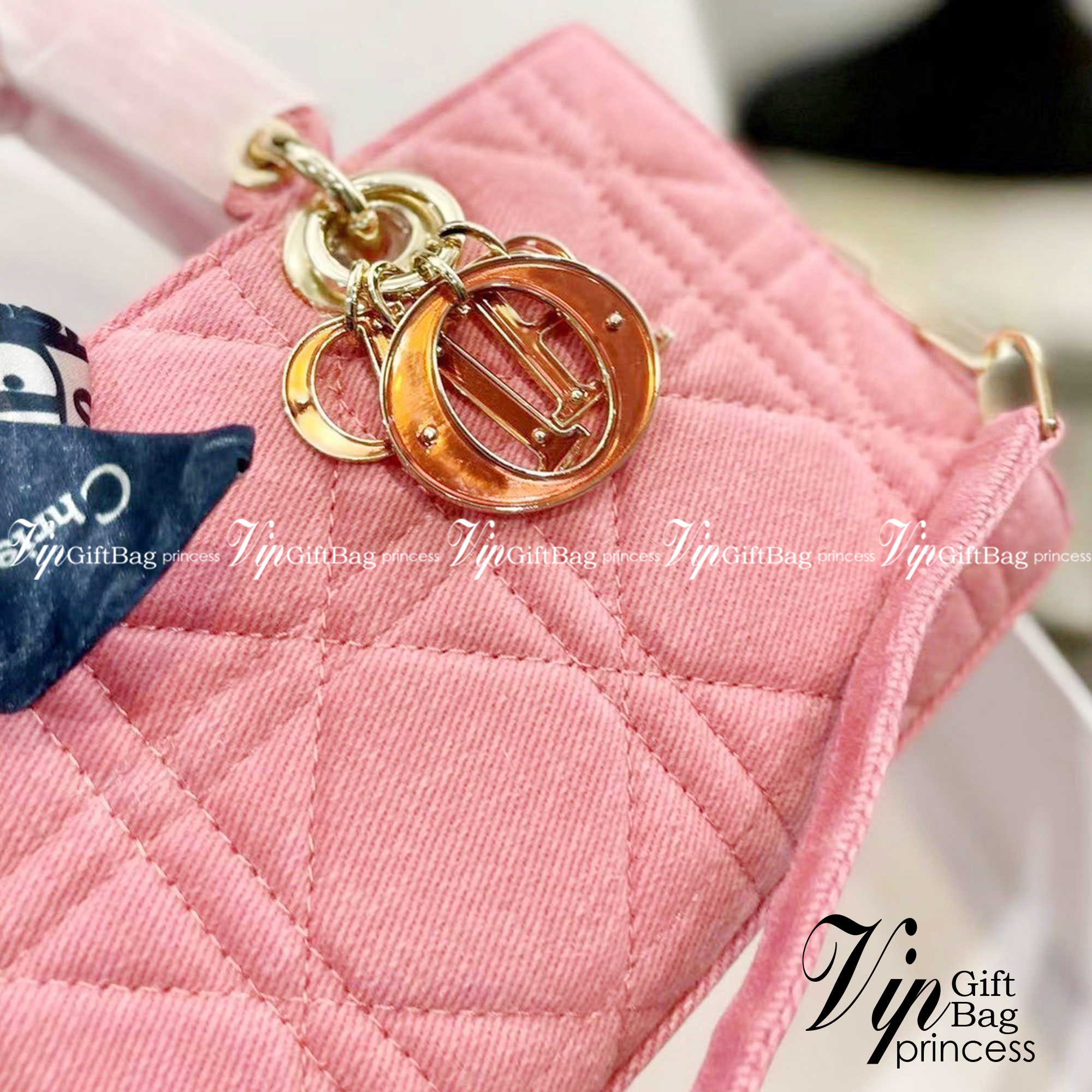 DIOR D-Joy Bag Cannage Denim / Dior Lady Bag กระเป๋าสะพายดิออร์ใบนี้คือราชนิกุลมากแม่ความเลดี้ดิออร์ที่เกินต้าน งานชนช้อปปังสุด ถือสลับแท้ไม่โป๊ะแน่นอน ราคาเบาสุด ภาพถ่ายจากงานจริง สวยเหมือนในรูป พร้อมส่งที่ไทย