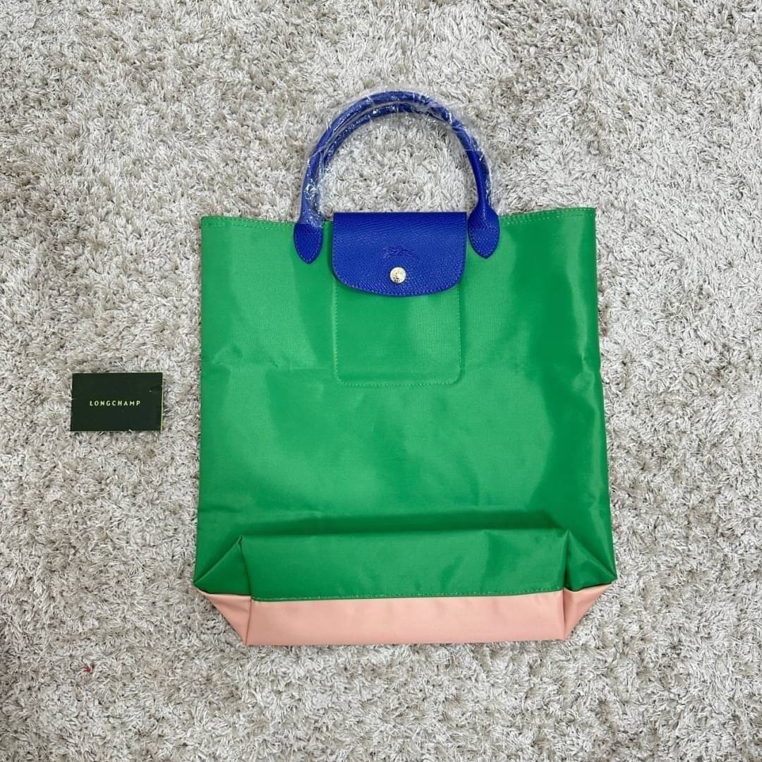 LONGCHAMP LE PLIAGE RE-PLAY TOP HANDLE BAG สินค้ารุ่นลิมิเต็ด collection สุดปัง ซื้อใบเดียวเหมือนได้2 ใบ กระเป๋าสะพายแนวตั้งที่กว้างขวาง มีเอกลักษณ์เฉพาะตัวแต่มีดีไซน์ที่น่าดึงดูด