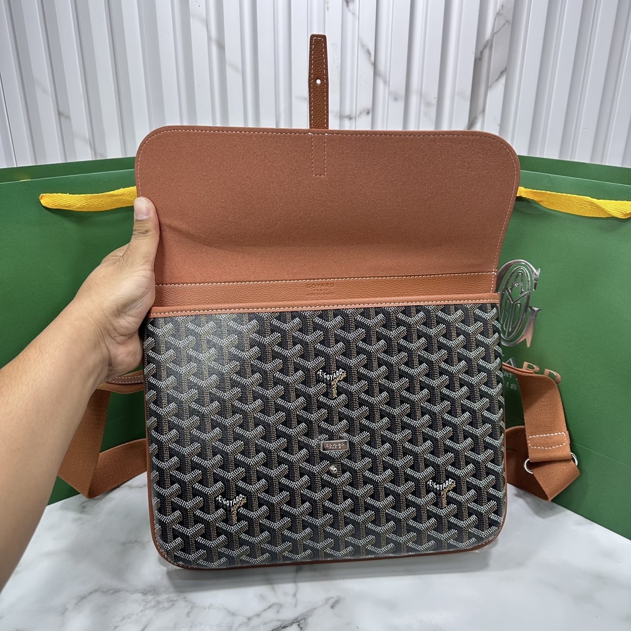 ORI หนังแท้ | Goyard Coursier Messenger bag กระเป๋าแมสเซ็นเจอร์ดีไซน์ใหม่ กะทัดรัดใช้งานได้อย่างคล่องตัว เหมาะมากสำหรับสายสปอร์ต ที่สุดของความหรูตอบโจทย์การใช้งาน ใบจริงสวยงามตามรูปค่ะ