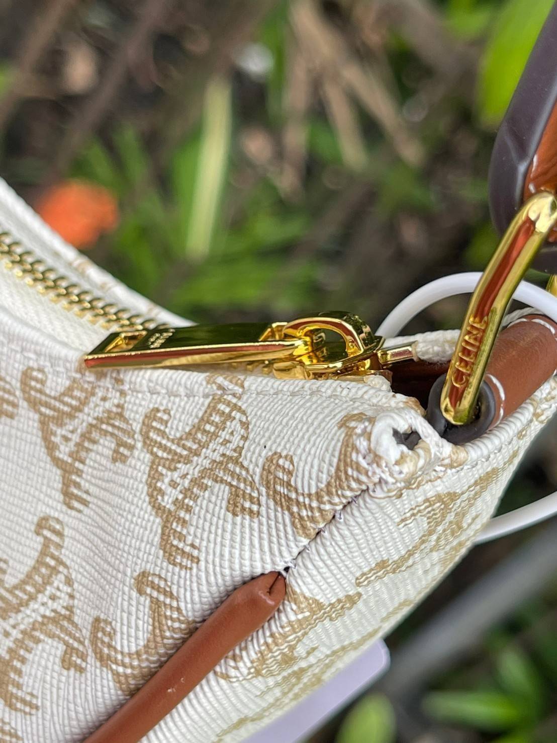 CELINE Vintage Classic Ava bag 1 ใน คอลเลคชั่น “Triomphe Canvas” มาพร้อมสายสะพายไหล่ที่ปรับความยาวได้ และเนื่องจากช่วงล่างของกระเป๋ามีขนาดใหญ่กว่าช่วงบน จึงทำให้ไม่เสียทรงเมื่อเราใส่สิ่งของอย่างกระเป๋าสตางค์หรือโทรศัพท์มือถือ หากดูภาพรวมแล้ว รุ่นนี้ออกแนว