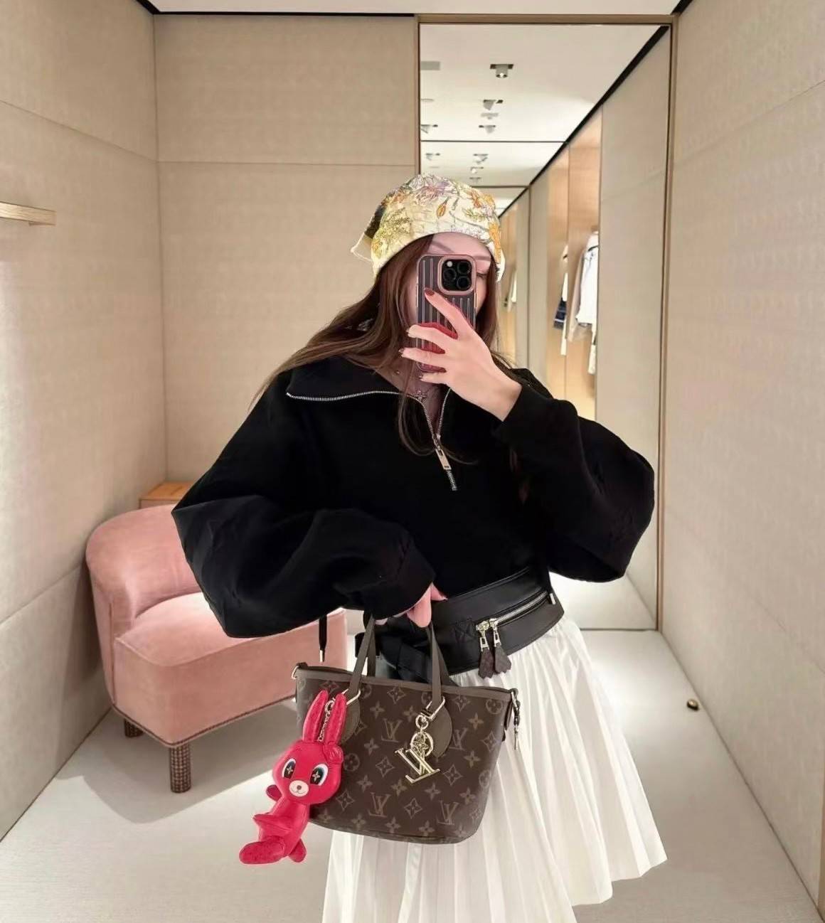 LV Neverfull Bandoulière Inside Out BB กระเป๋าทรงโท้ทไซส์เล็กใช้งานได้สองด้าน มีตะขอเกี่ยวสามารถปรับรูปทรงกระเป๋าได้หนังแท้นิ่มสวย ลายโมโนแกรมและหนังลายเกรน มาพร้อมใบลูกเข้าเซ็ทใส่สายสะพายยาวได้